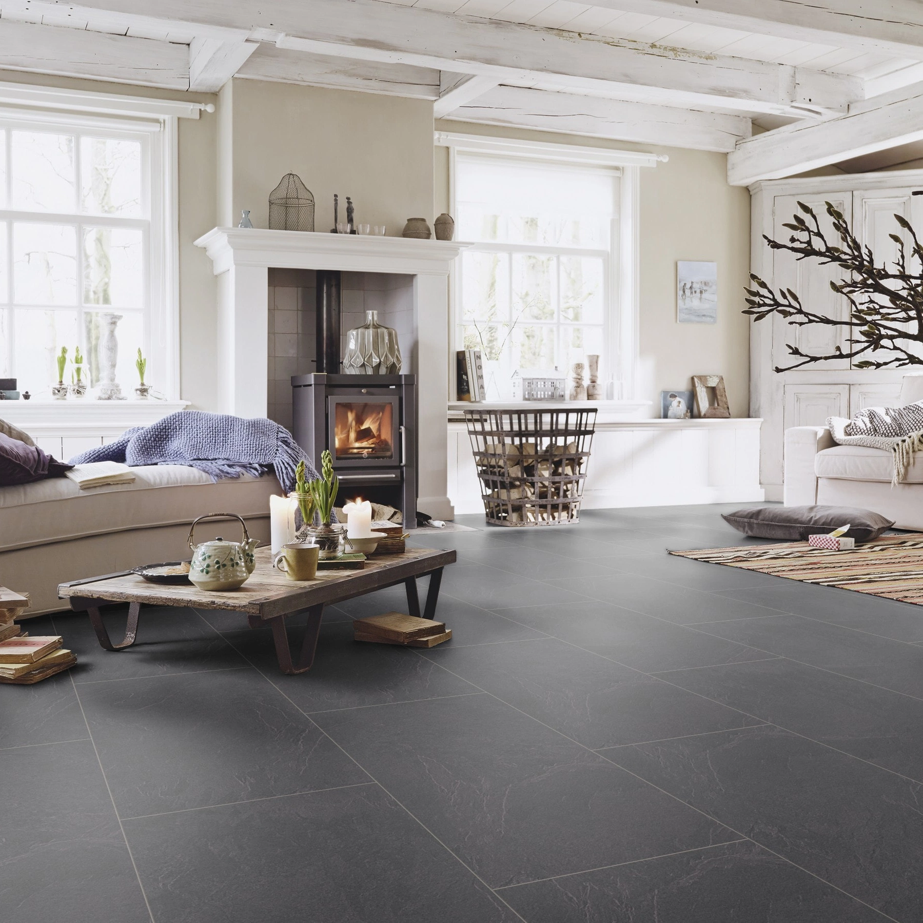 Milieubild Wohnzimmer im Landhaus-Stil - MEISTER Laminat LB 150 Schiefer anthrazit Milieubild Wohnzimmer im Landhaus-Stil - MEISTER 600003-0857398-06137
