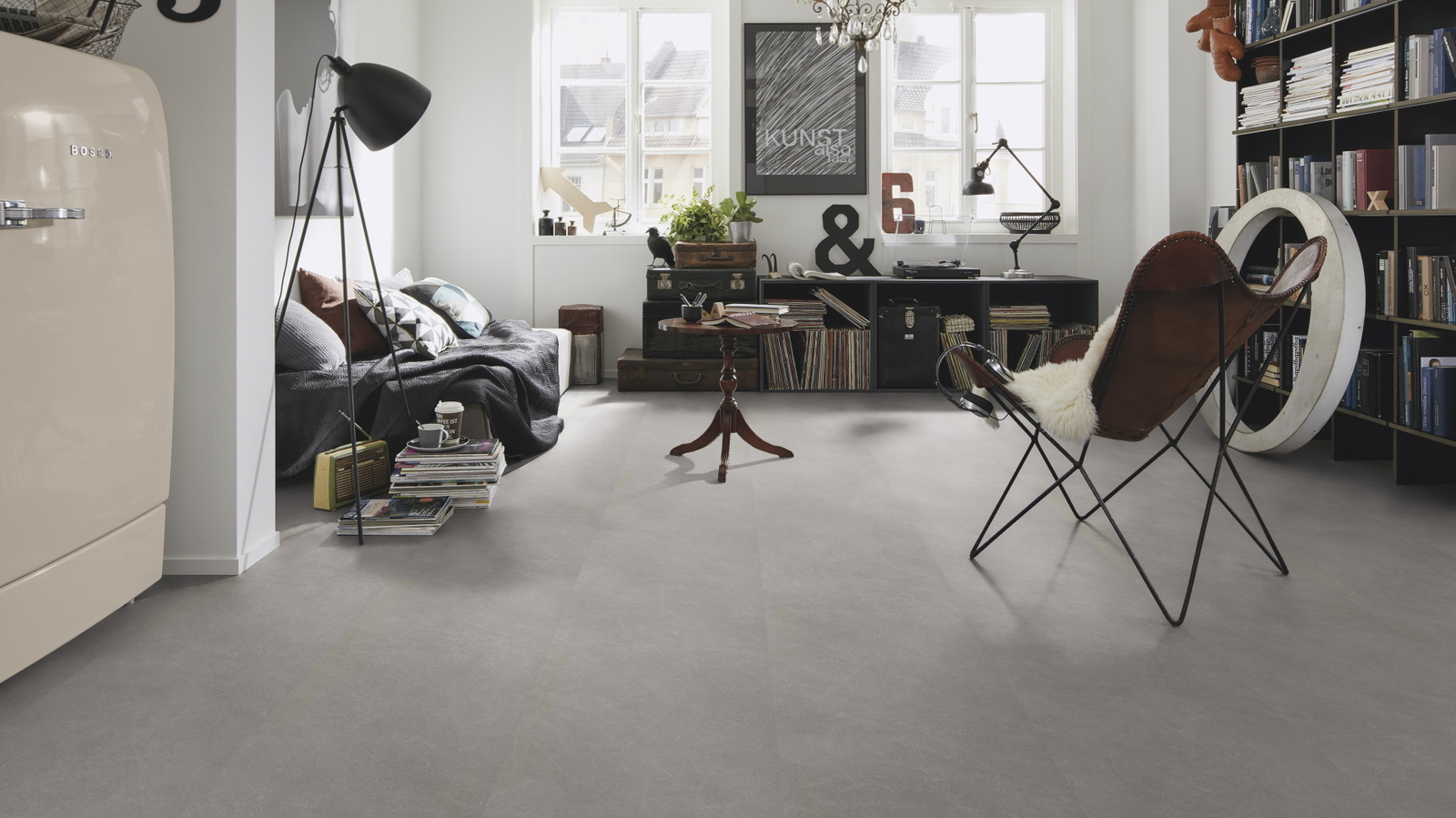 Milieubild Kompaktes Wohnzimmer mit Bücherregal - wineo PL15404SXL