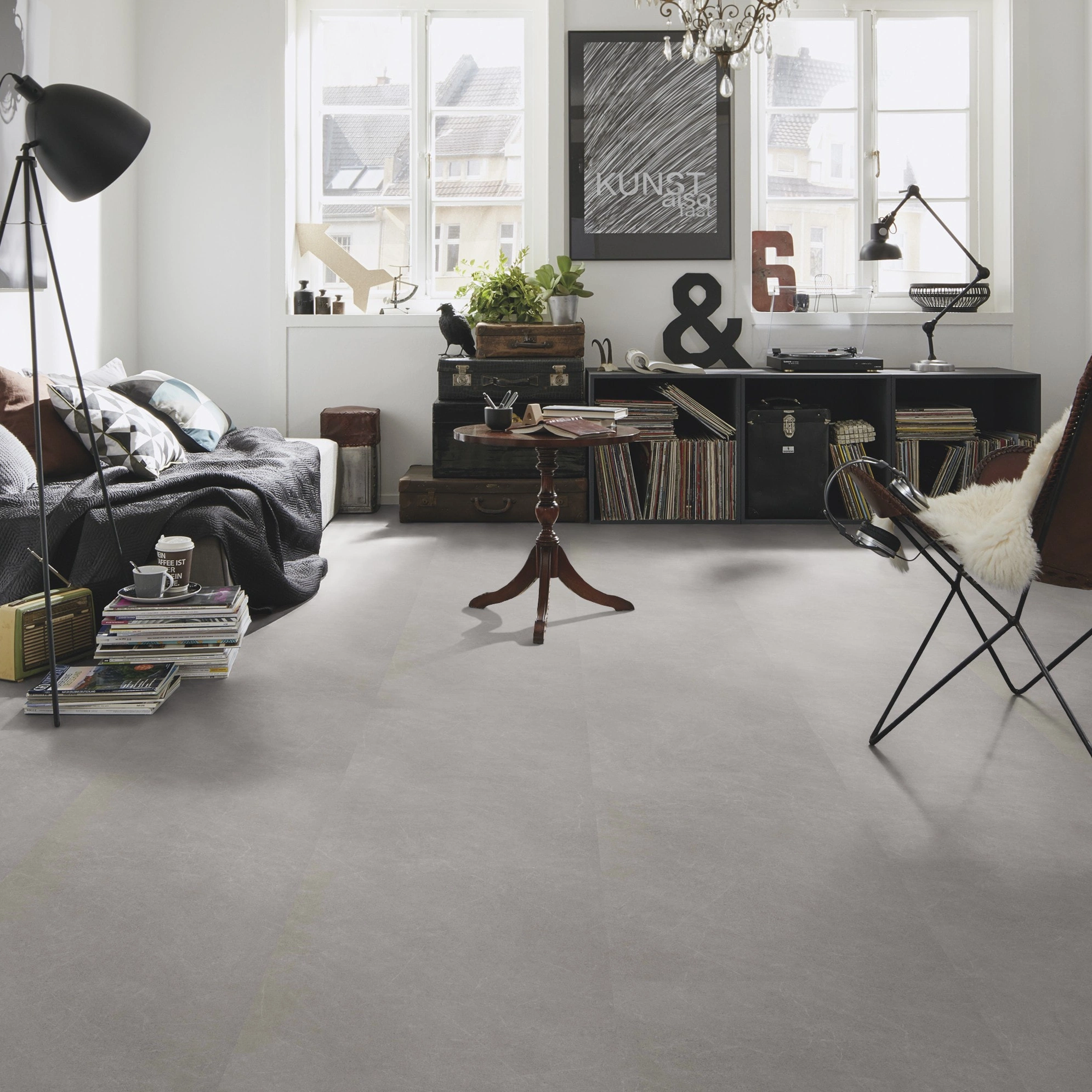 Milieubild Kompaktes Wohnzimmer mit Bücherregal - wineo Klebe-Bioboden PURLINE wineo 1500 stone XL Modern Stone Grey Milieubild Kompaktes Wohnzimmer mit Bücherregal - wineo PL15404SXL