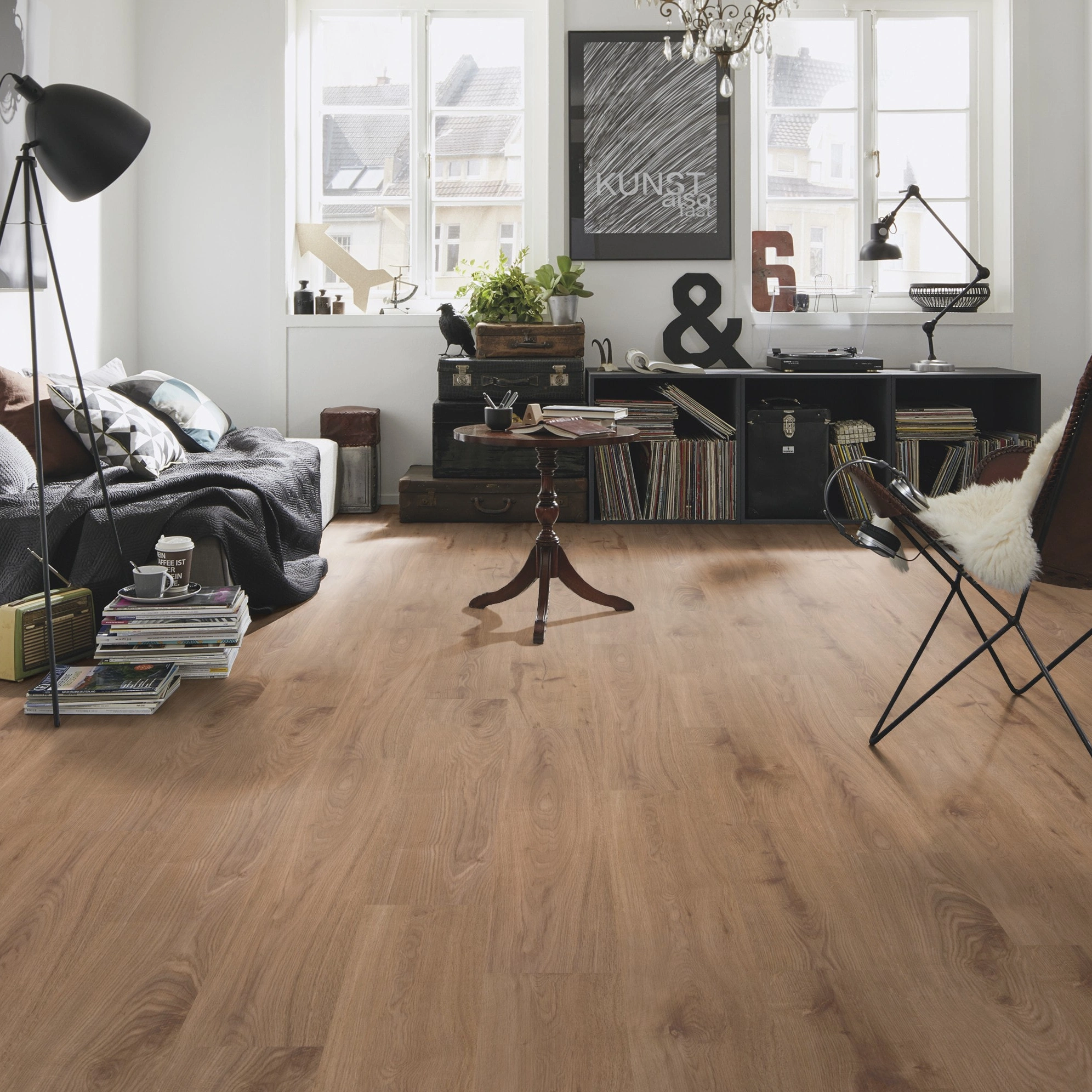 Milieubild Kompaktes Wohnzimmer mit Bücherregal - wineo Klebe-Bioboden PURLINE wineo 1000 wood L Strong Oak Cinnamon Milieubild Kompaktes Wohnzimmer mit Bücherregal - wineo PL301R