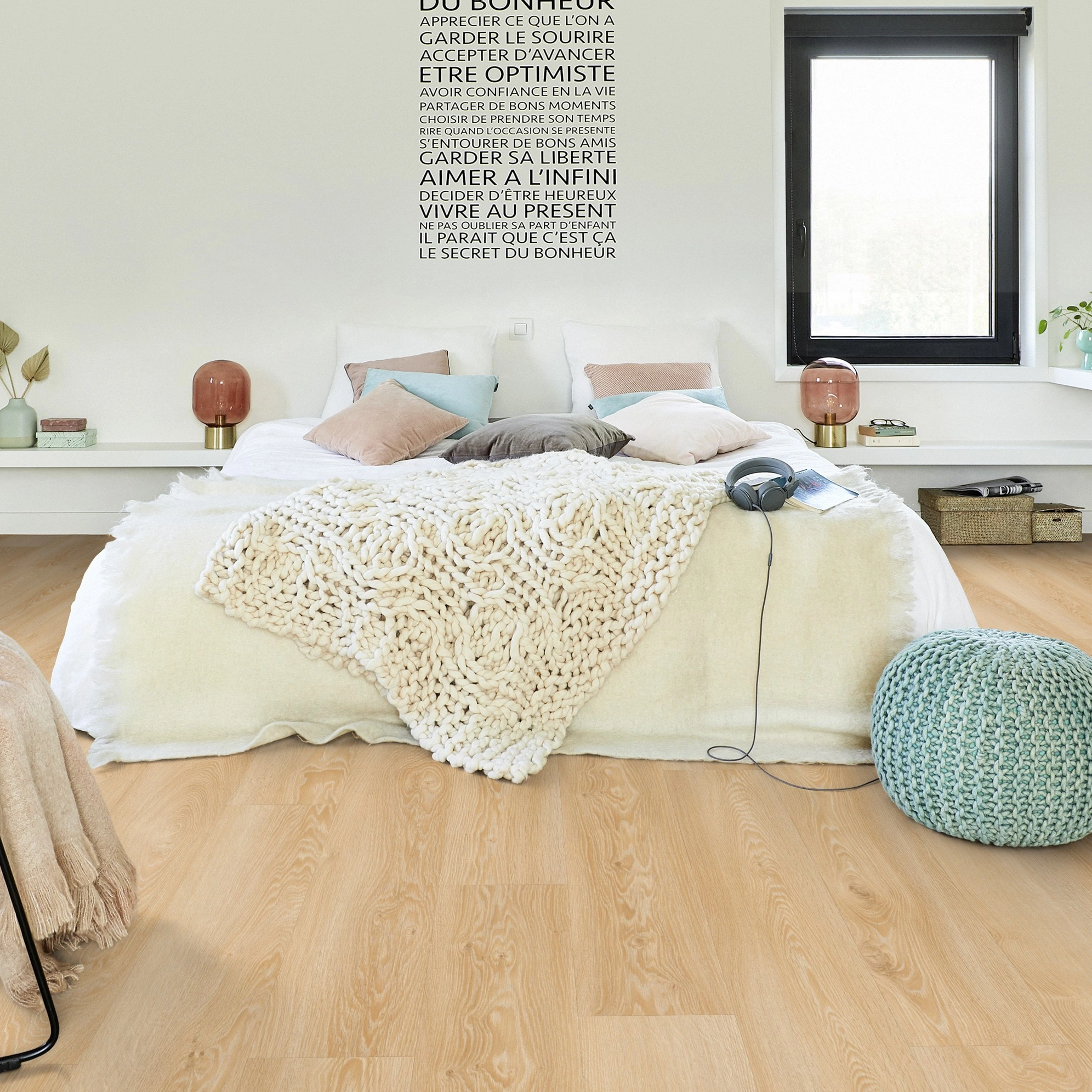 Milieubild Modernes Schlafzimmer - Bett mit Stuhl - Tarkett Klebe-Vinyl Essence 55 Cool Oak Classical Milieubild Modernes Schlafzimmer - Bett mit Stuhl - Tarkett 260053001
