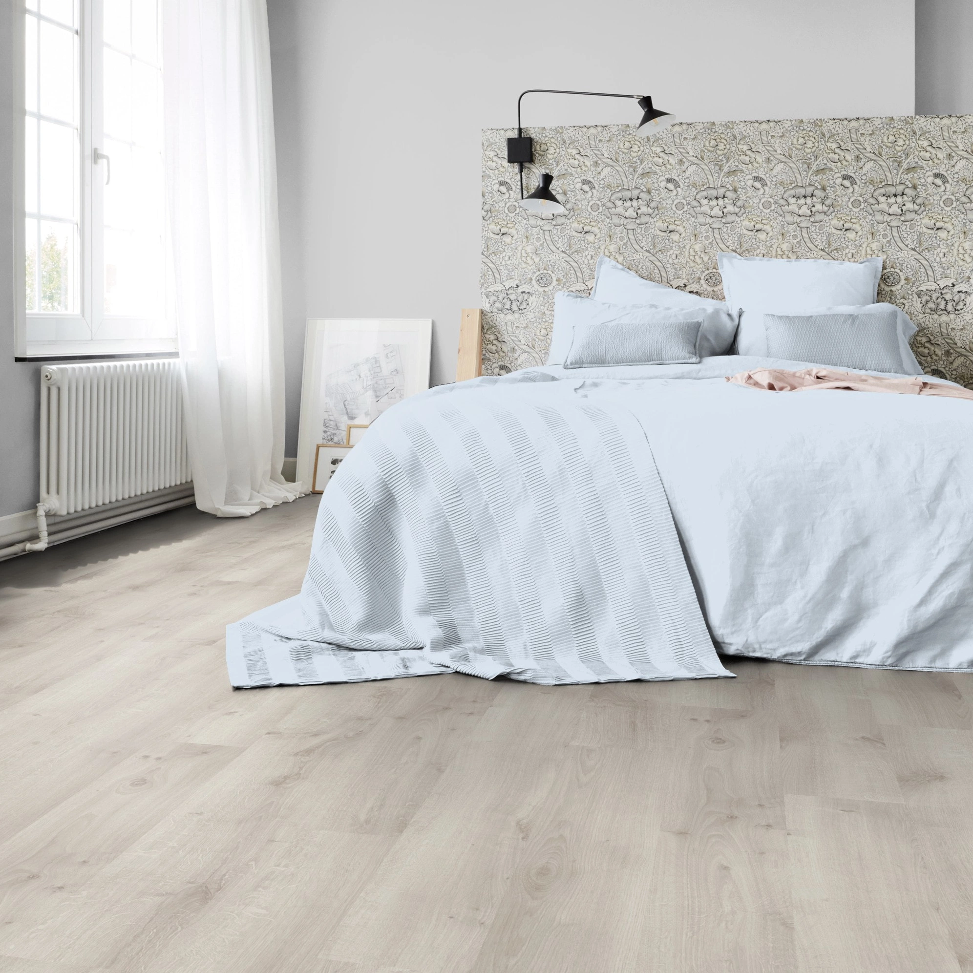 Milieubild Schlafzimmer in Stadtwohnung - Tarkett Klebe-Vinyl iD Inspiration 30 CLASSICS Rustic Oak Light Grey Milieubild Schlafzimmer in Stadtwohnung - Tarkett 24524026