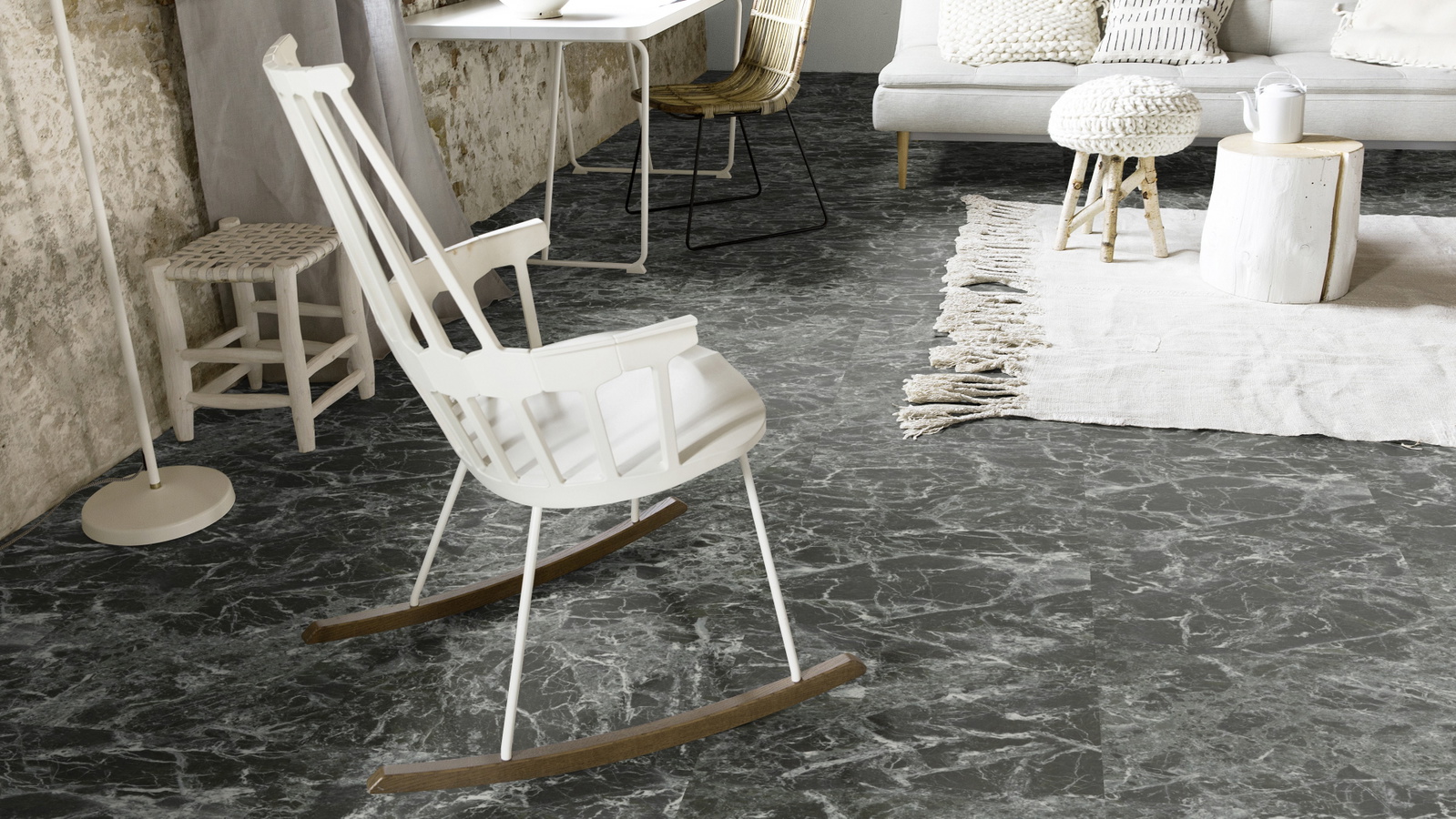 Milieubild Wohnzimmer mit Schaukelstuhl im skandinavischen Stil - Forbo Flooring 243646