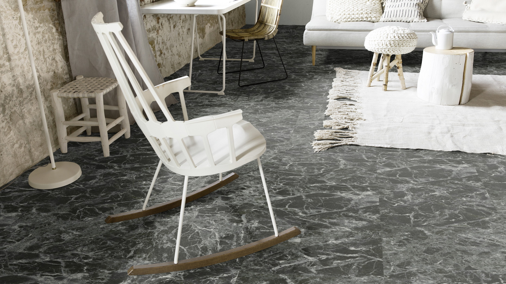Milieubild Wohnzimmer mit Schaukelstuhl im skandinavischen Stil - Forbo Flooring 243646