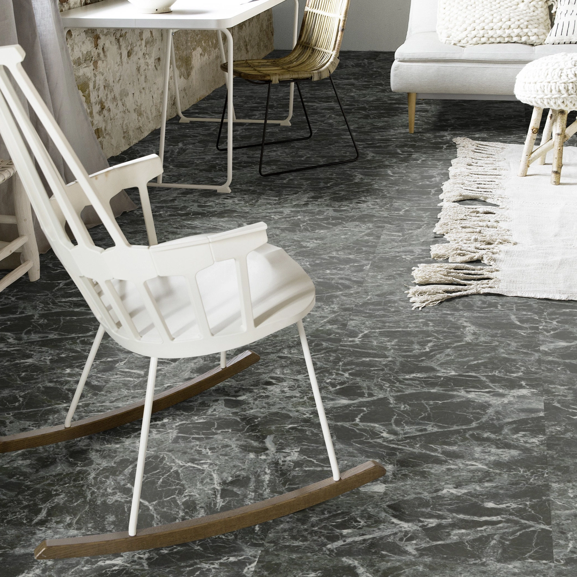 Milieubild Wohnzimmer mit Schaukelstuhl im skandinavischen Stil - Forbo Flooring Klebe-Vinyl Allura Dryback 0.55 Material Forest Marble Milieubild Wohnzimmer mit Schaukelstuhl im skandinavischen Stil - Forbo Flooring 243646