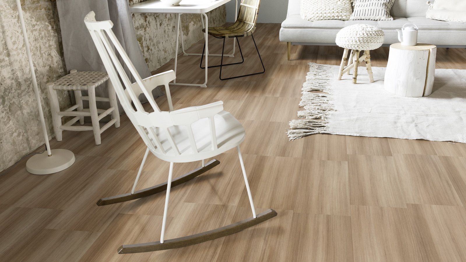 Milieubild Wohnzimmer mit Schaukelstuhl im skandinavischen Stil - Forbo Flooring 243634