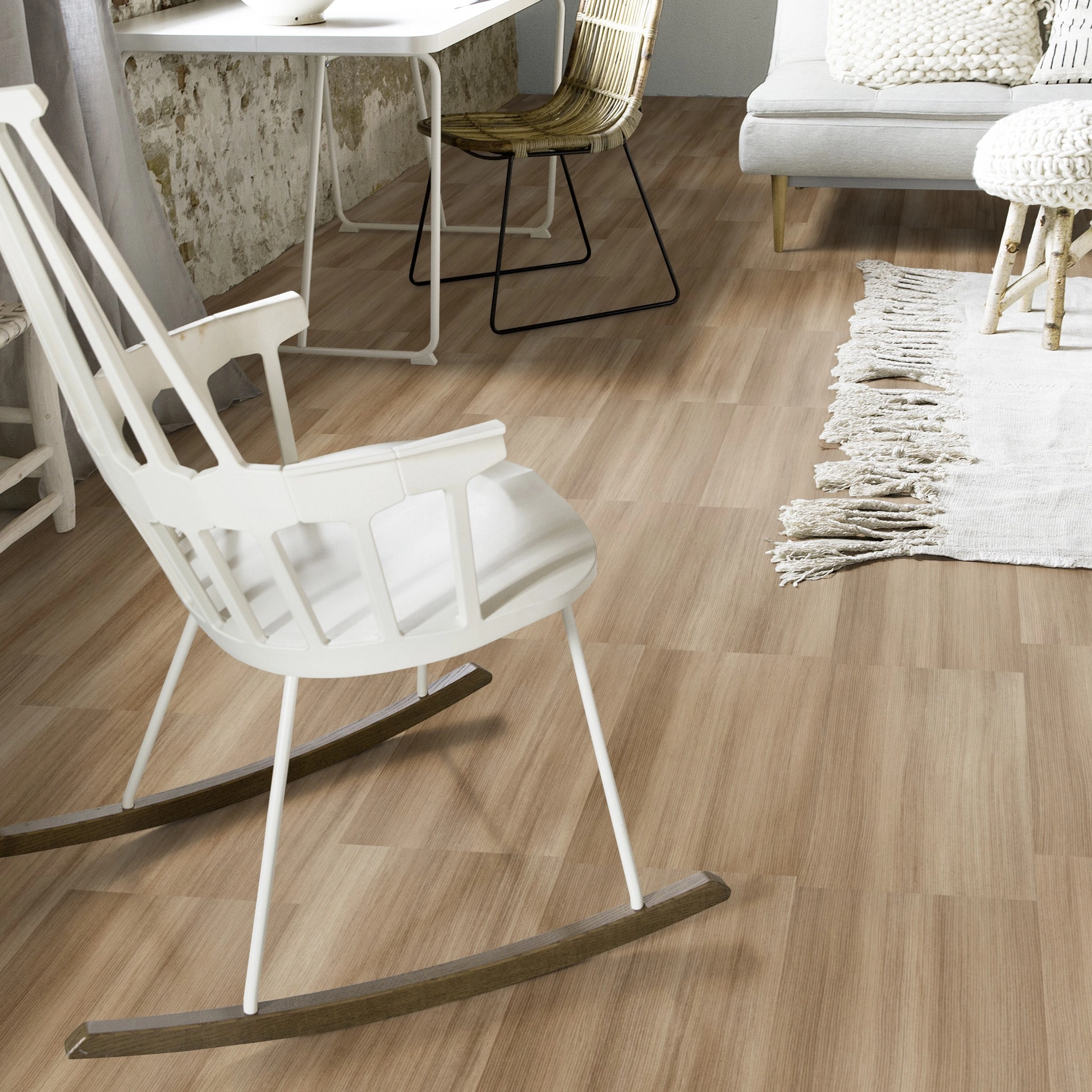 Milieubild Wohnzimmer mit Schaukelstuhl im skandinavischen Stil - Forbo Flooring Klebe-Vinyl Allura Dryback 0.55 Wood Light Twine Milieubild Wohnzimmer mit Schaukelstuhl im skandinavischen Stil - Forbo Flooring 243634