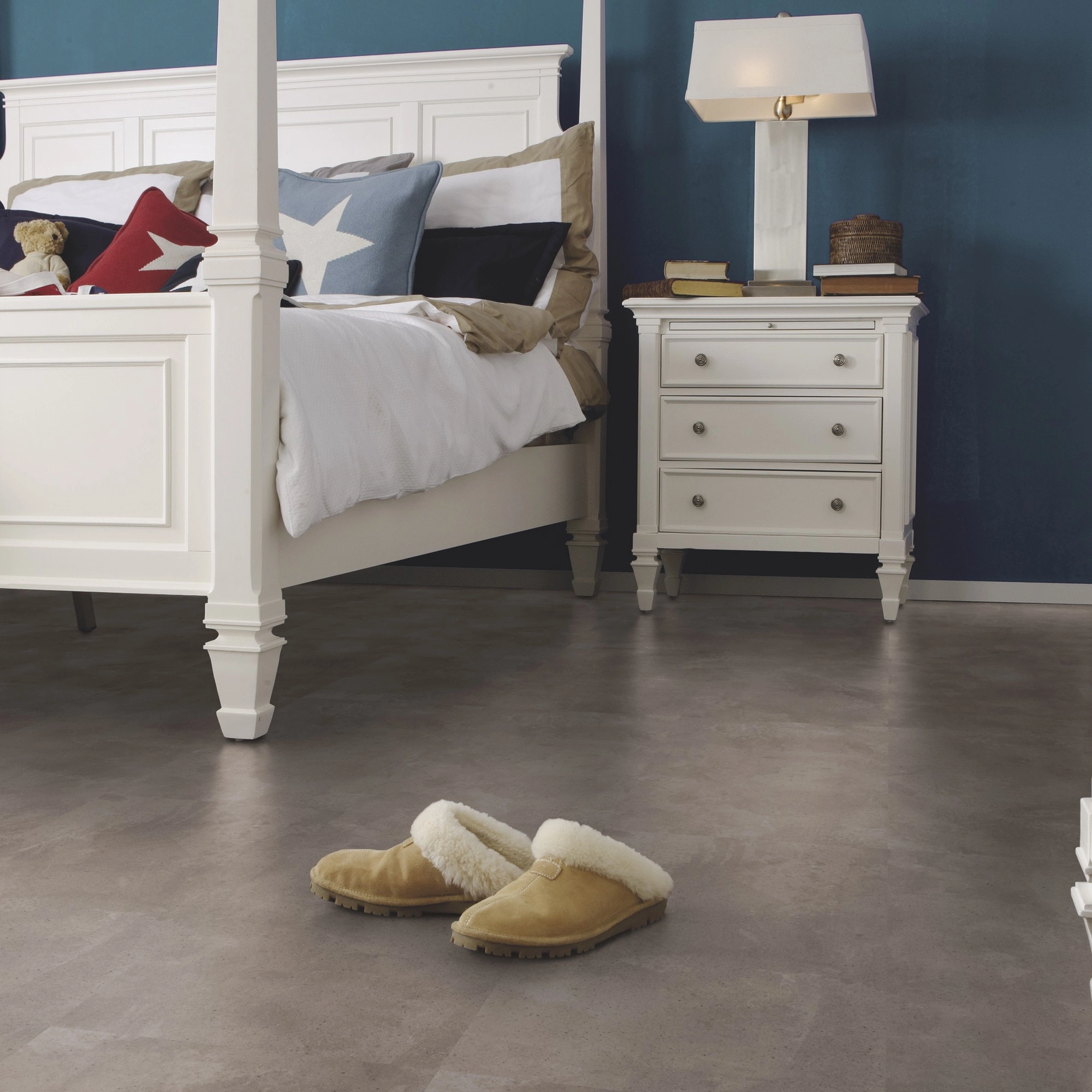 Milieubild Schlafzimmer im Landhaus-Stil - wineo Klick-Bioboden PURLINE wineo 1000 stone L Urban Concrete Smoke Milieubild Schlafzimmer im Landhaus-Stil - wineo PLC318R