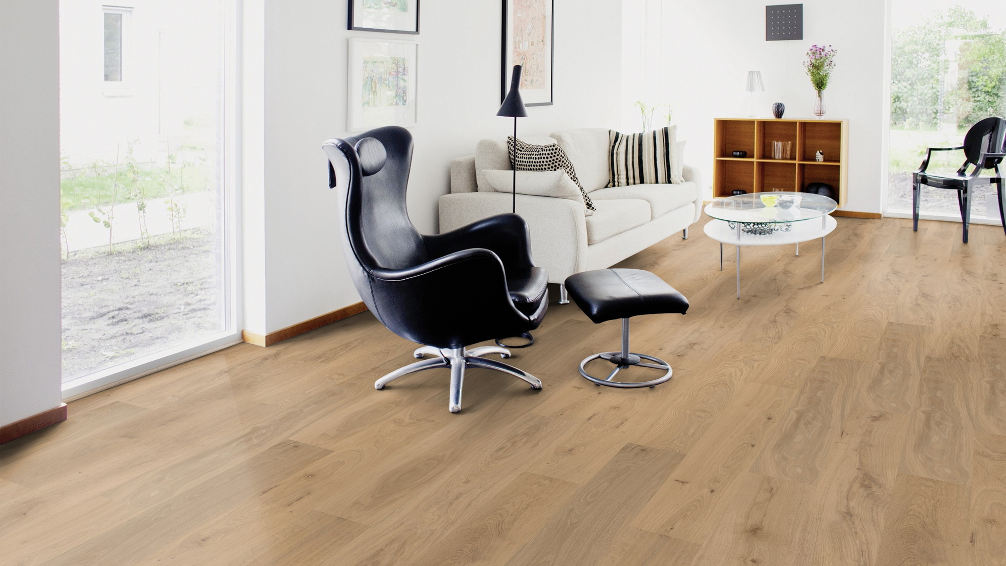 Milieubild Wohnzimmer mit Sessel und bodentiefem Fenster - Wicanders Wise HDF Klick-Designboden wood Natural Natural Oak Almond Milieubild Wohnzimmer mit Sessel und bodentiefem Fenster - Wicanders Wise 80003598