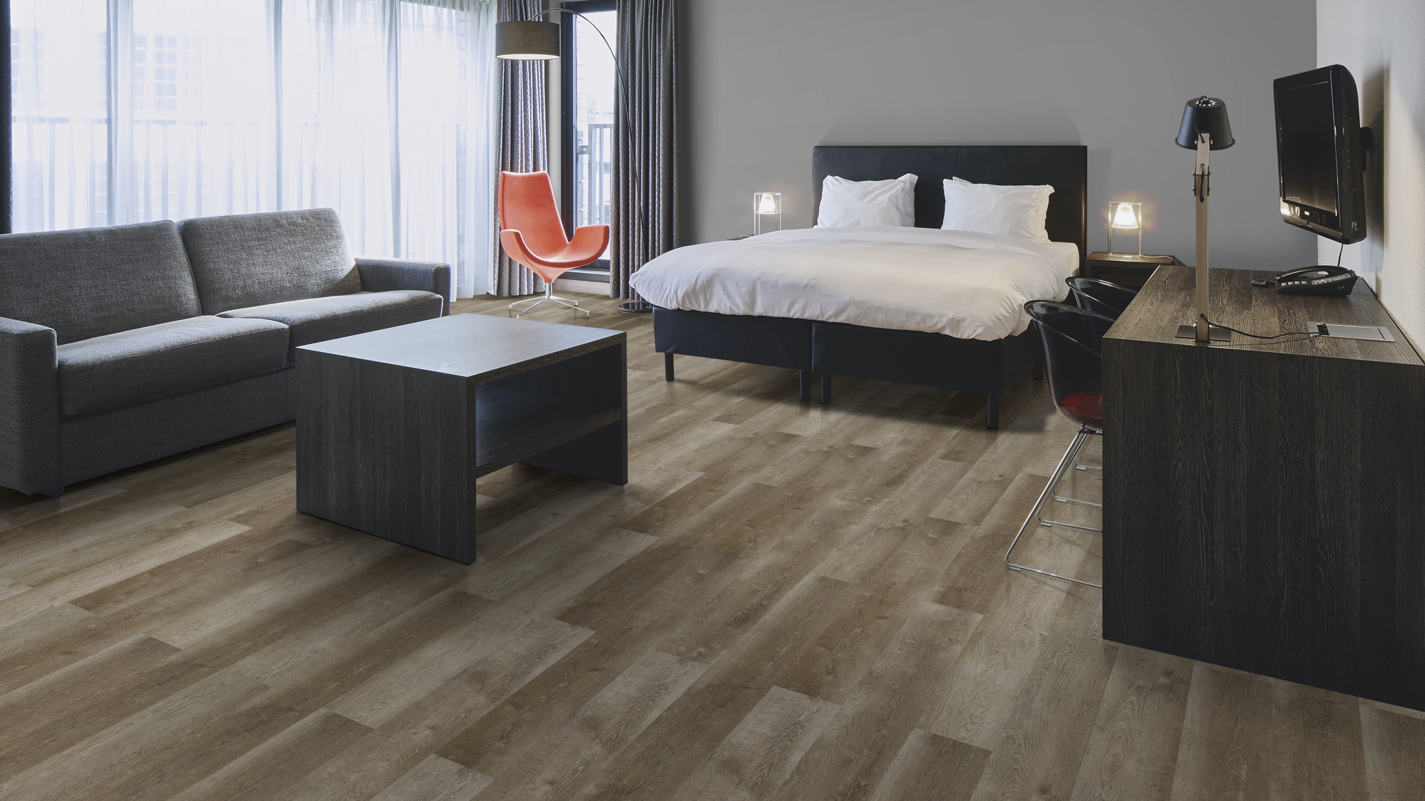 Milieubild Hotelzimmer mit Kingsize-Bett - Forbo Flooring Klebe-Vinyl Enduro Dryback Wood Natural Grey Oak Milieubild Hotelzimmer mit Kingsize-Bett - Forbo Flooring 217632