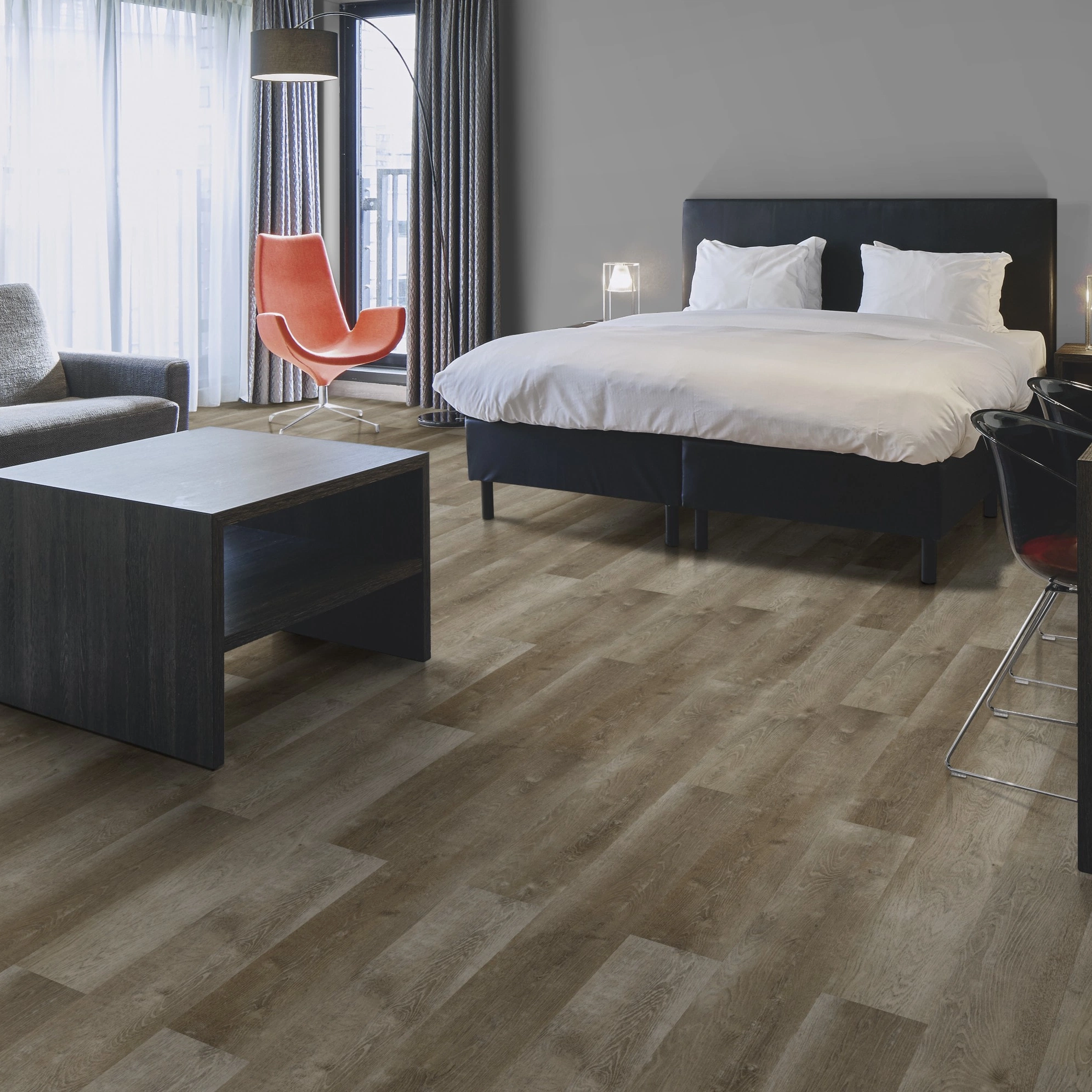 Milieubild Hotelzimmer mit Kingsize-Bett - Forbo Flooring Klebe-Vinyl Enduro Dryback Wood Natural Grey Oak Milieubild Hotelzimmer mit Kingsize-Bett - Forbo Flooring 217632