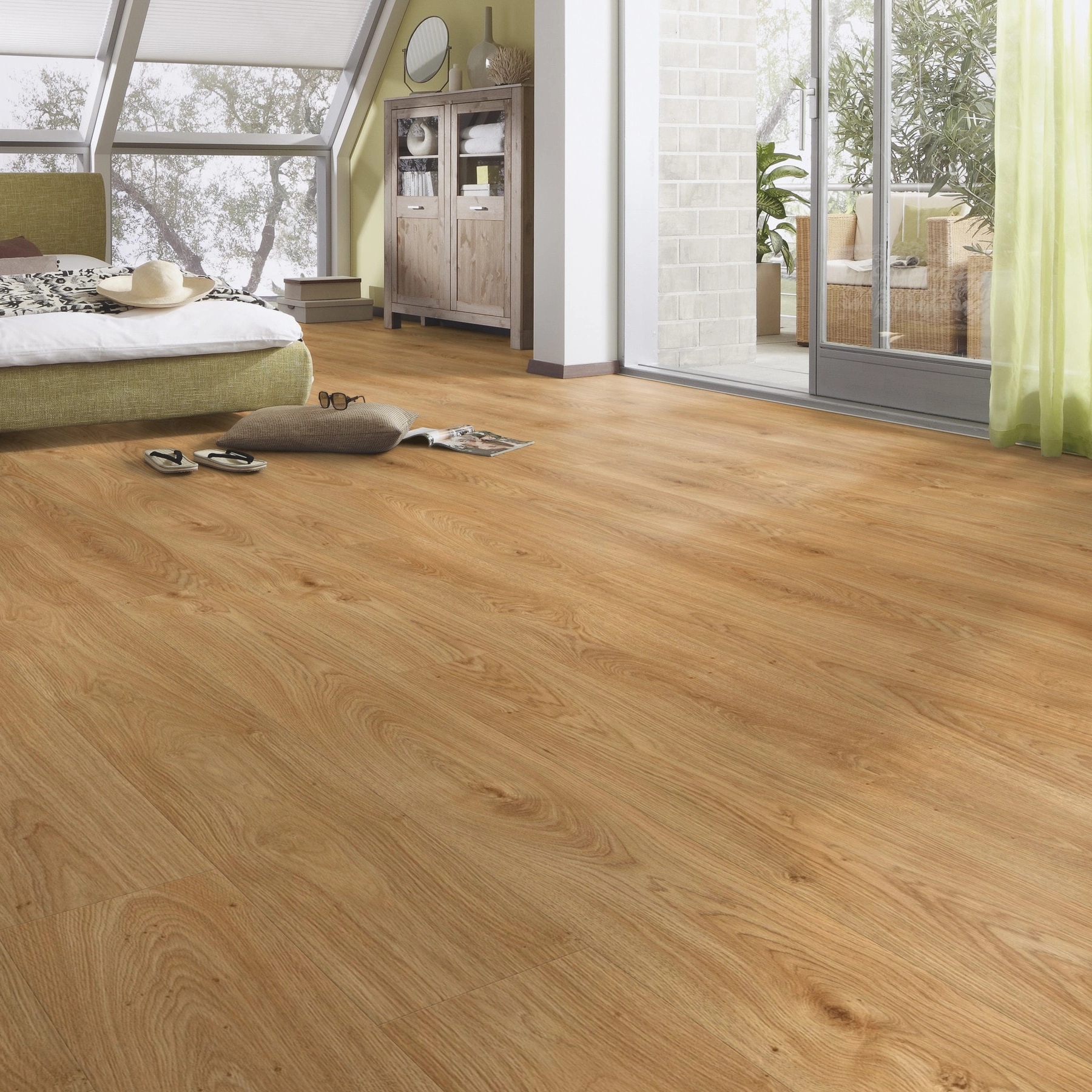 Milieubild Schlafzimmer im modernen Dachgeschoss - MEISTER Laminat LL 150 Ufereiche natur Milieubild Schlafzimmer im modernen Dachgeschoss - MEISTER 600007-2052220-07117