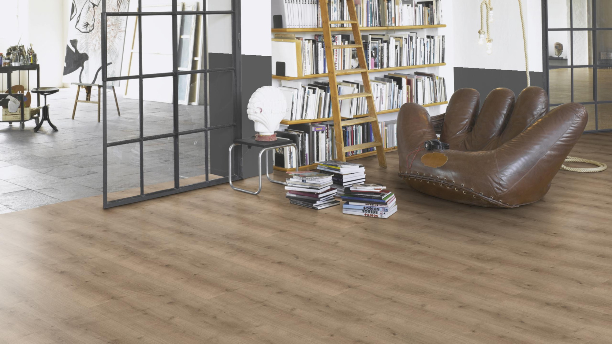Milieubild Modernes Wohnzimmer mit Atelier - Parador HDF Klick-Designboden Modular ONE Eiche Pure perlgrau Milieubild Modernes Wohnzimmer mit Atelier - Parador 1730804