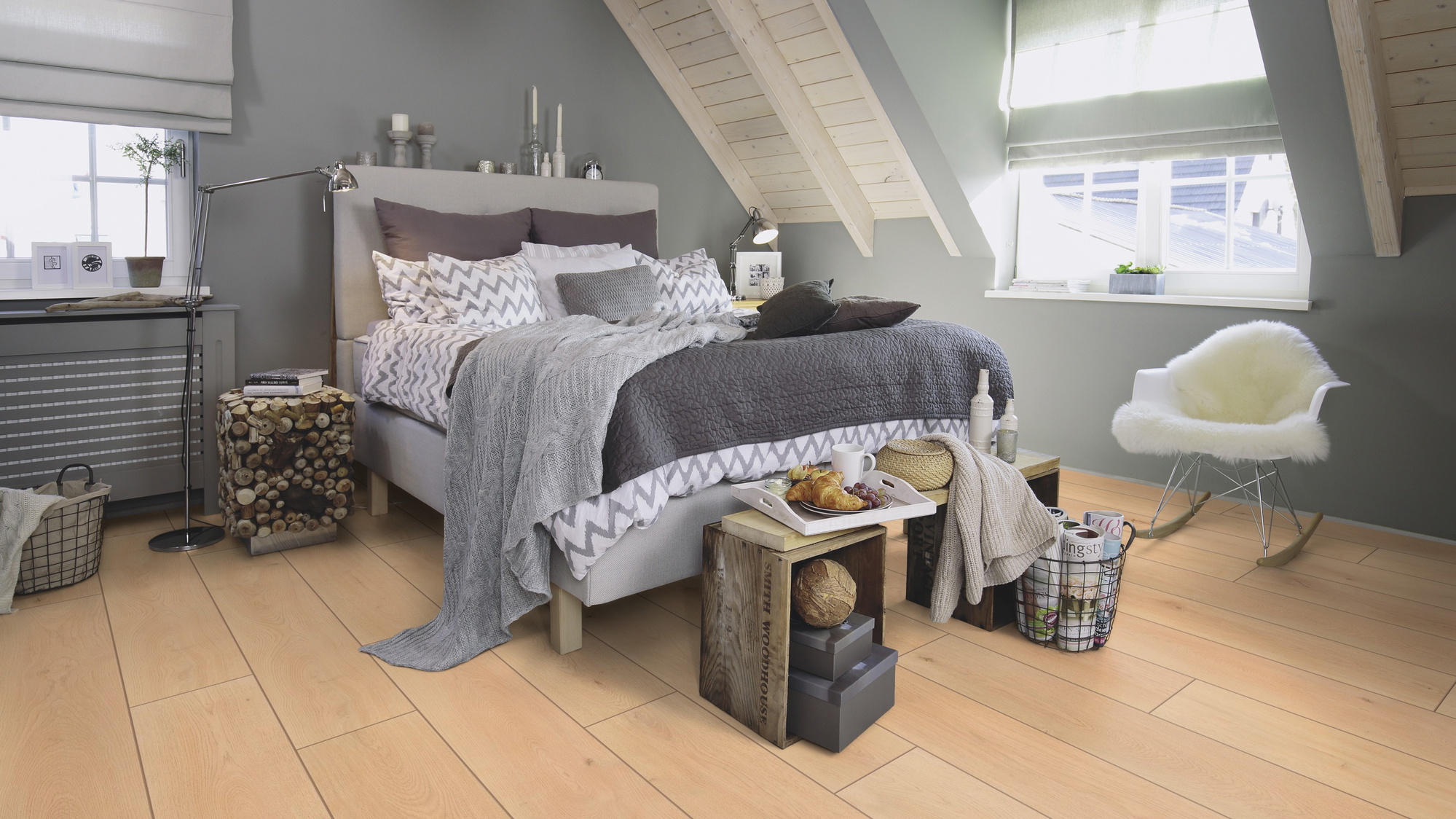 Milieubild Schlafzimmer im modernen Dachgeschoss - wineo Klebe-Bioboden PURLINE wineo 1000 wood XL Noble Oak Vanilla Milieubild Schlafzimmer im modernen Dachgeschoss - wineo PL310R