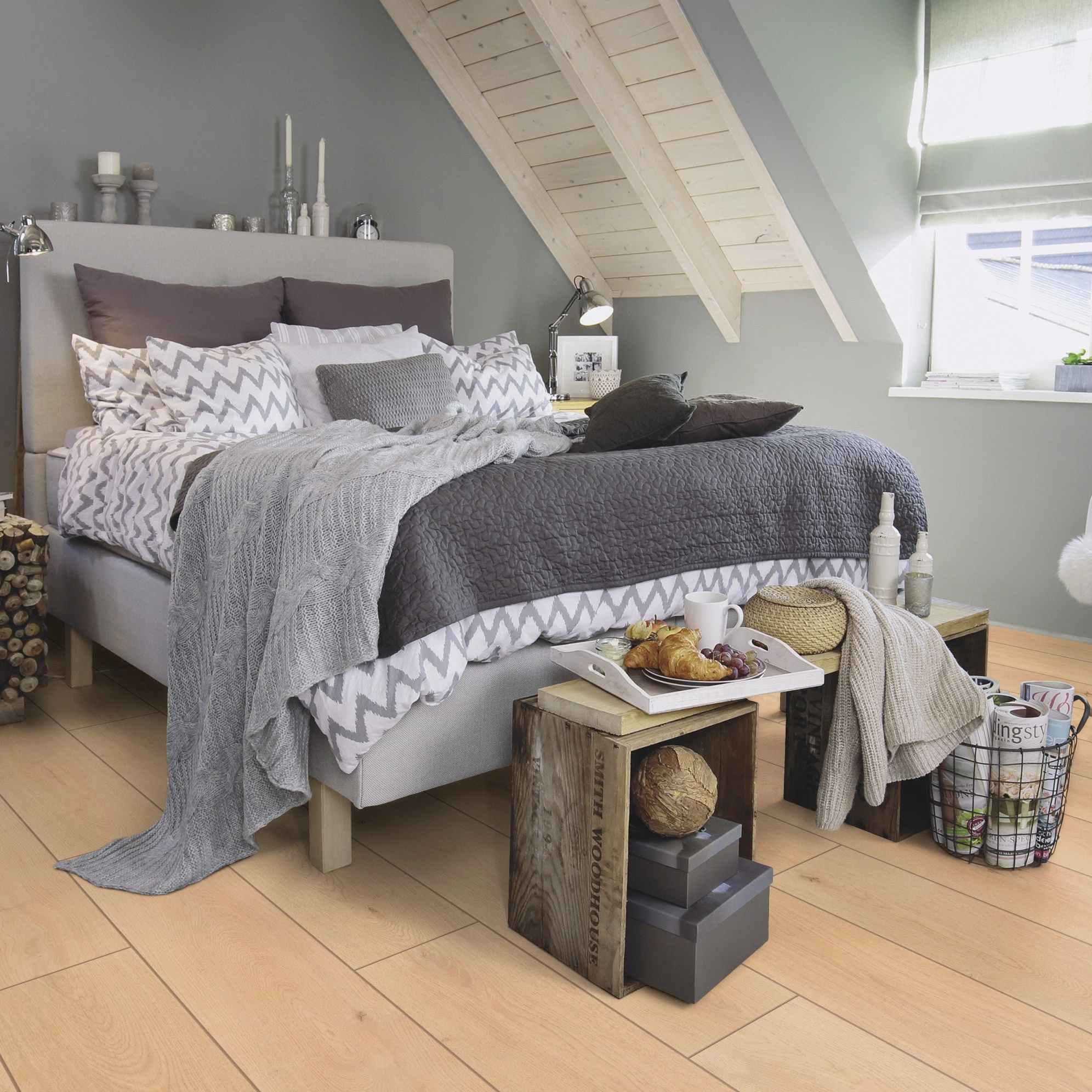 Milieubild Schlafzimmer im modernen Dachgeschoss - wineo Klebe-Bioboden PURLINE wineo 1000 wood XL Noble Oak Vanilla Milieubild Schlafzimmer im modernen Dachgeschoss - wineo PL310R
