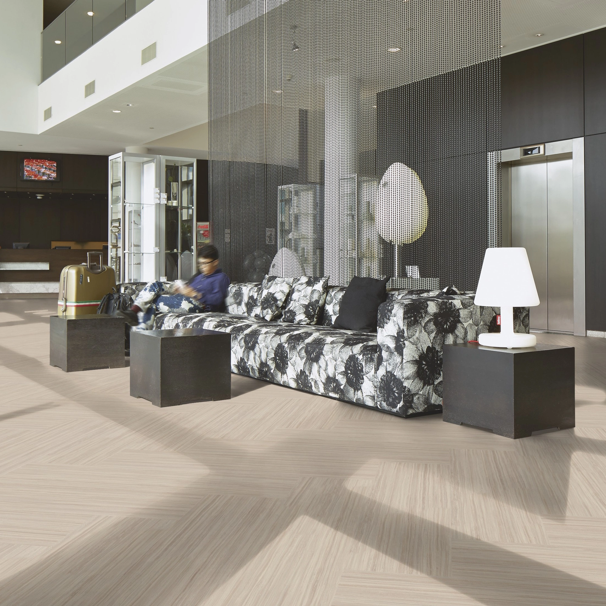 Milieubild Hotellobby mit Rezeption - Forbo Flooring Klebe-Bioboden Modular Lines Rocky Ice Milieubild Hotellobby mit Rezeption - Forbo Flooring 168299