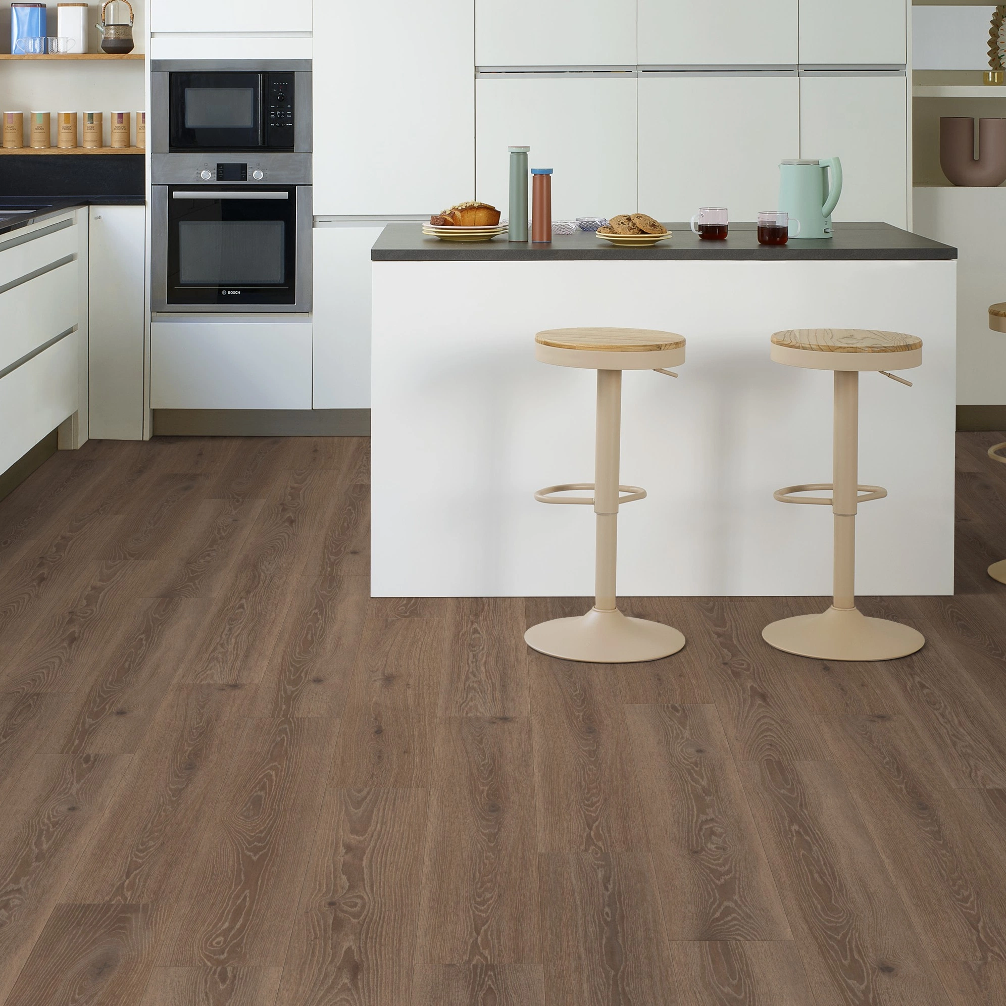Milieubild Moderne Küche mit Küchenblock - Tarkett Klebe-Vinyl Essence 55 Tribe Oak Mocha Milieubild Moderne Küche mit Küchenblock - Tarkett 260053009