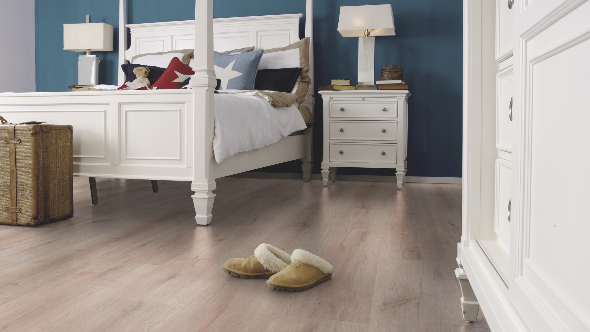 Milieubild Schlafzimmer im Landhaus-Stil - wineo Klebe-Bioboden PURLINE wineo 1000 wood XL Rustic Oak Taupe Milieubild Schlafzimmer im Landhaus-Stil - wineo PL313R