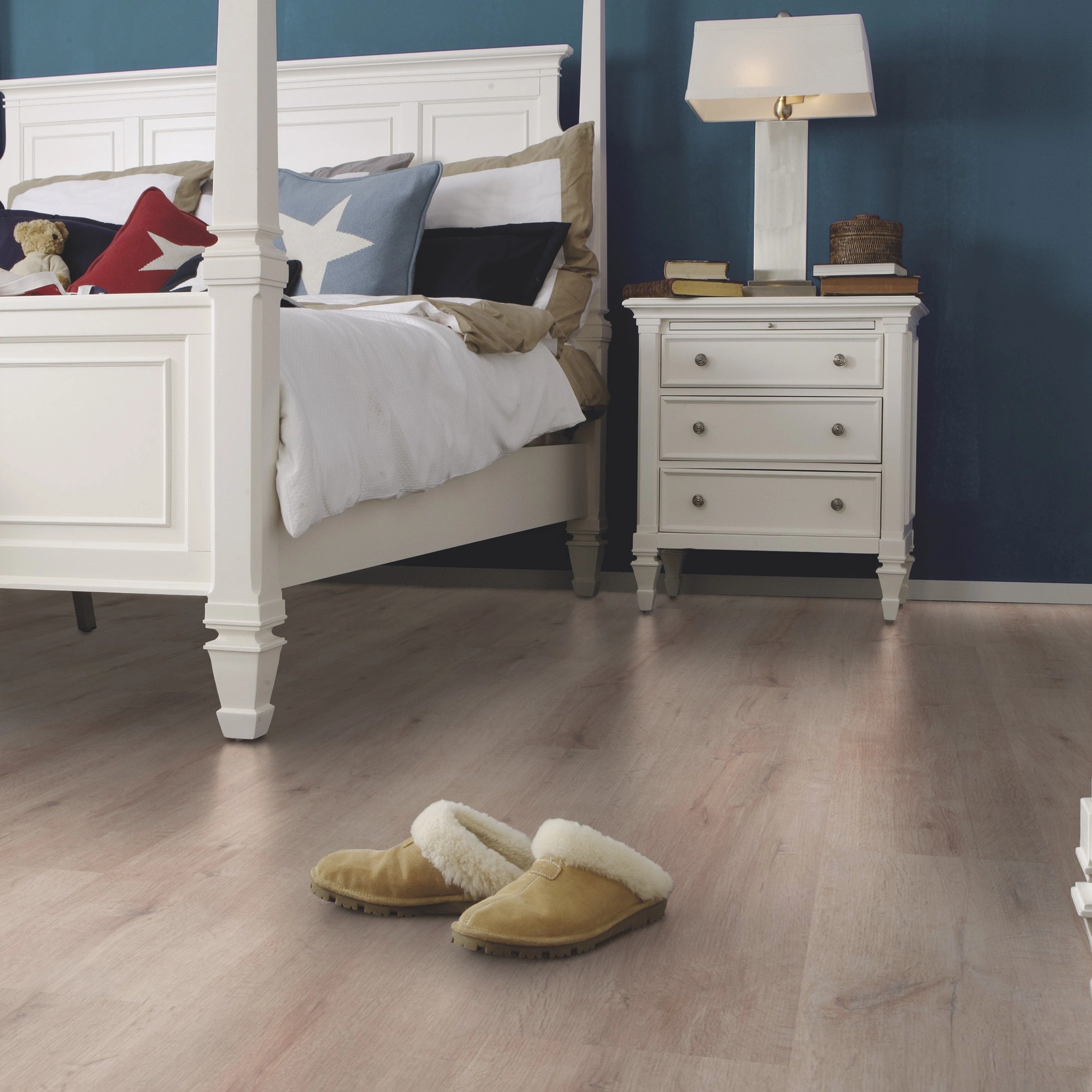 Milieubild Schlafzimmer im Landhaus-Stil - wineo Klebe-Bioboden PURLINE wineo 1000 wood XL Rustic Oak Taupe Milieubild Schlafzimmer im Landhaus-Stil - wineo PL313R