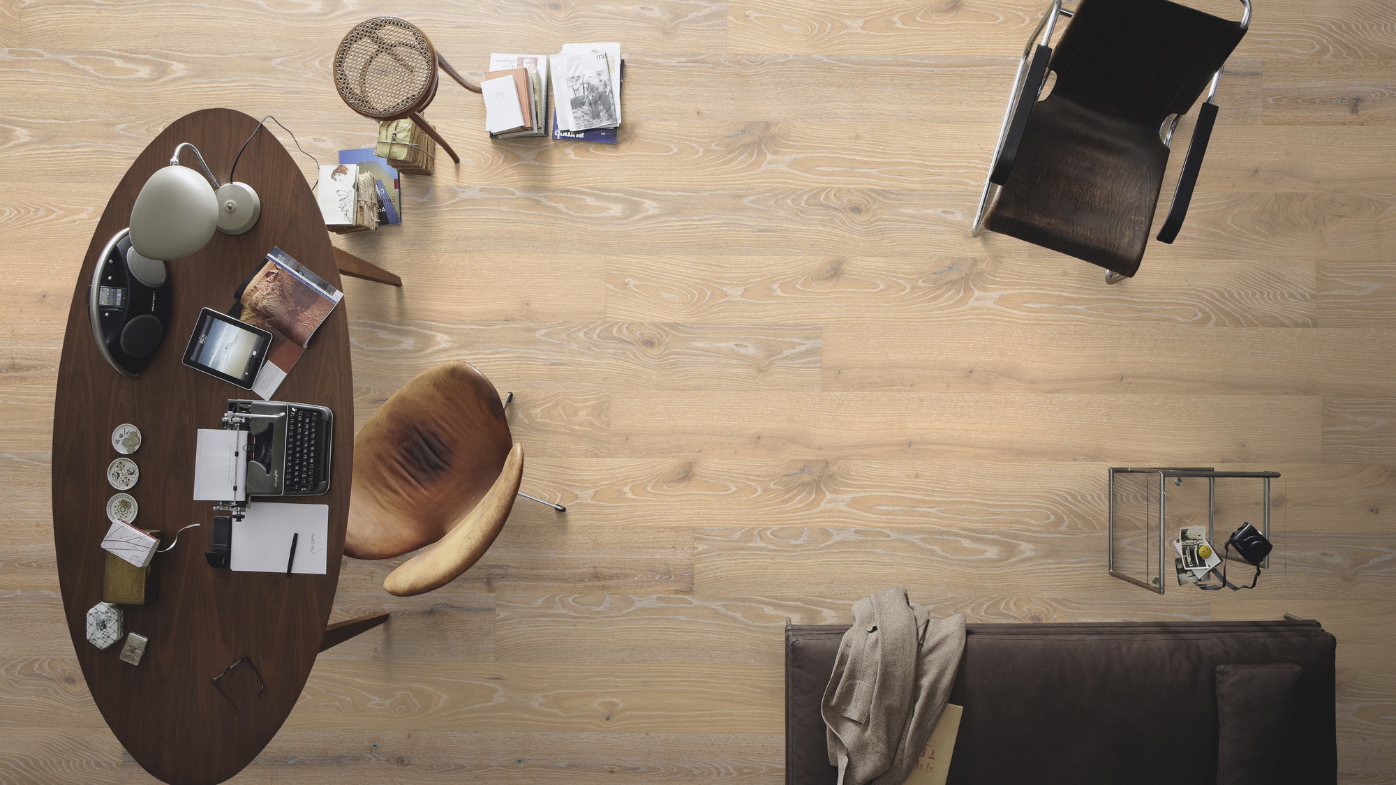 Milieubild Büro mit ovalem Tisch - Draufsicht - MEISTER Furnierboden HD 100 Natureflex Eiche lebhaft leichtweiß gekälkt Milieubild Büro mit ovalem Tisch - Draufsicht - MEISTER 500139-2200210-20016