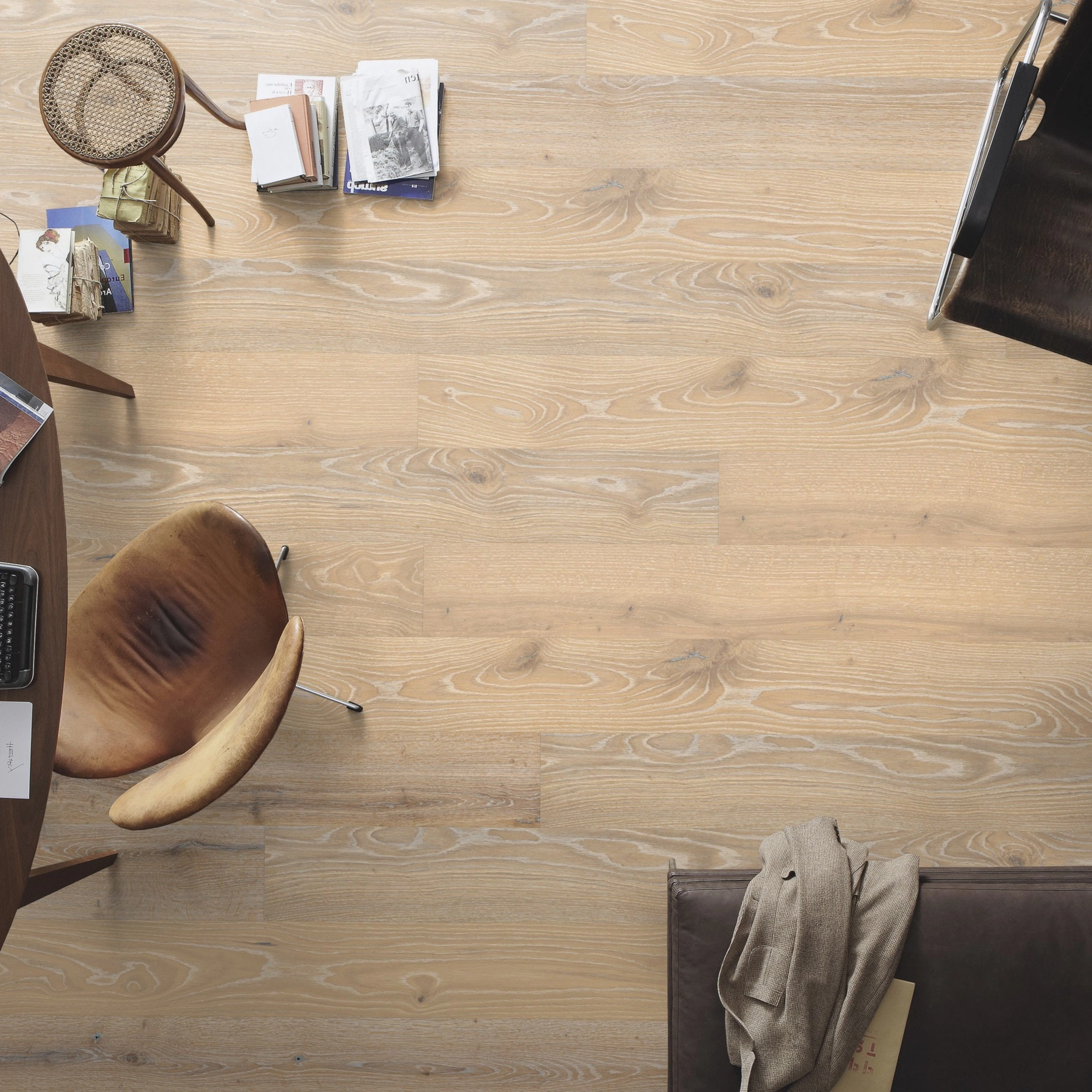 Milieubild Büro mit ovalem Tisch - Draufsicht - MEISTER Furnierboden HD 100 Natureflex Eiche lebhaft leichtweiß gekälkt Milieubild Büro mit ovalem Tisch - Draufsicht - MEISTER 500139-2200210-20016