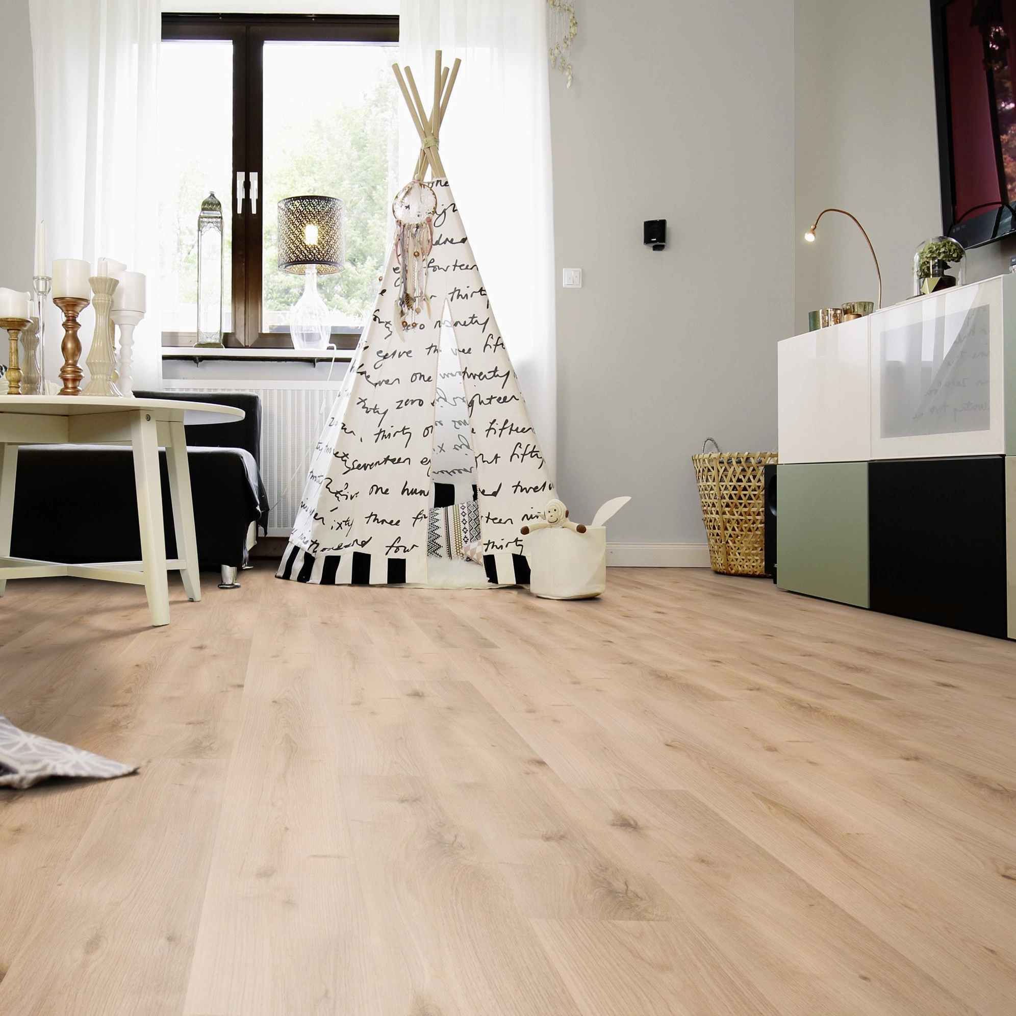 Milieubild Wohnzimmer mit Sideboard und Fernseher - wineo HDF Klick-Bioboden PURLINE wineo 1000 wood L Intensive Oak Honey Milieubild Wohnzimmer mit Sideboard und Fernseher - wineo MLP299R