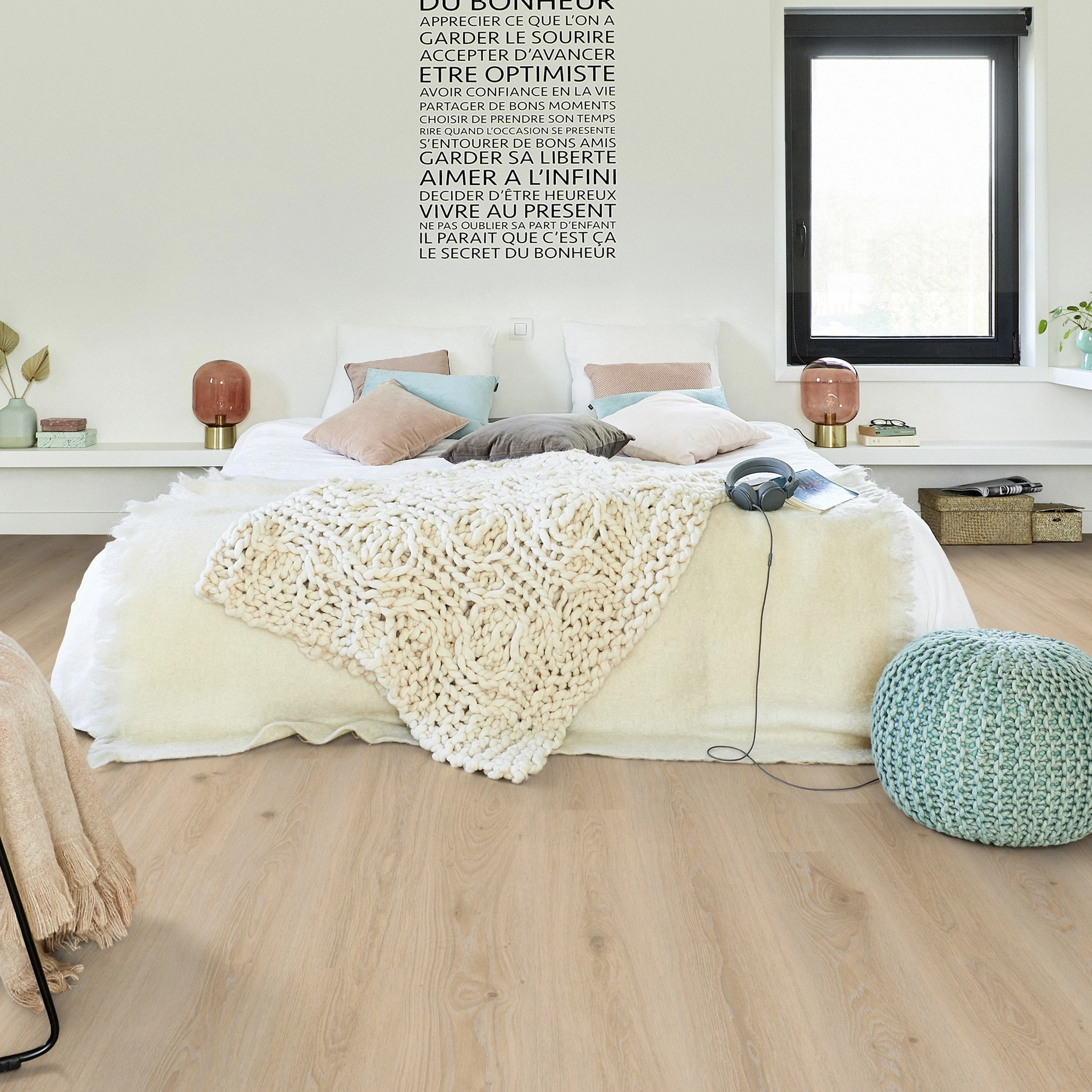 Milieubild Modernes Schlafzimmer - Bett mit Stuhl - Tarkett Rigid Klick-Designboden iD Evolution Rigid Home Highland Oak Beige Milieubild Modernes Schlafzimmer - Bett mit Stuhl - Tarkett 280041004