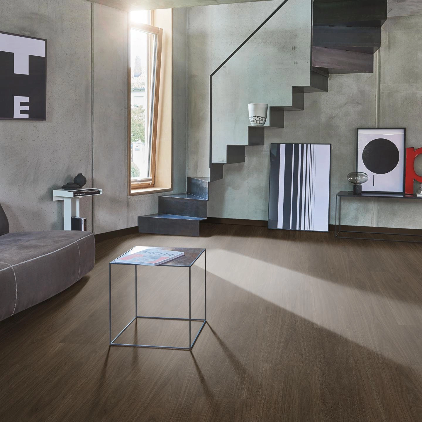 Milieubild Wohnzimmer im modernen Loft-Stil - Parador Klebe-Vinyl Classic 2025 Eiche Oxford dunkelbraun Milieubild Wohnzimmer im modernen Loft-Stil - Parador 1748868