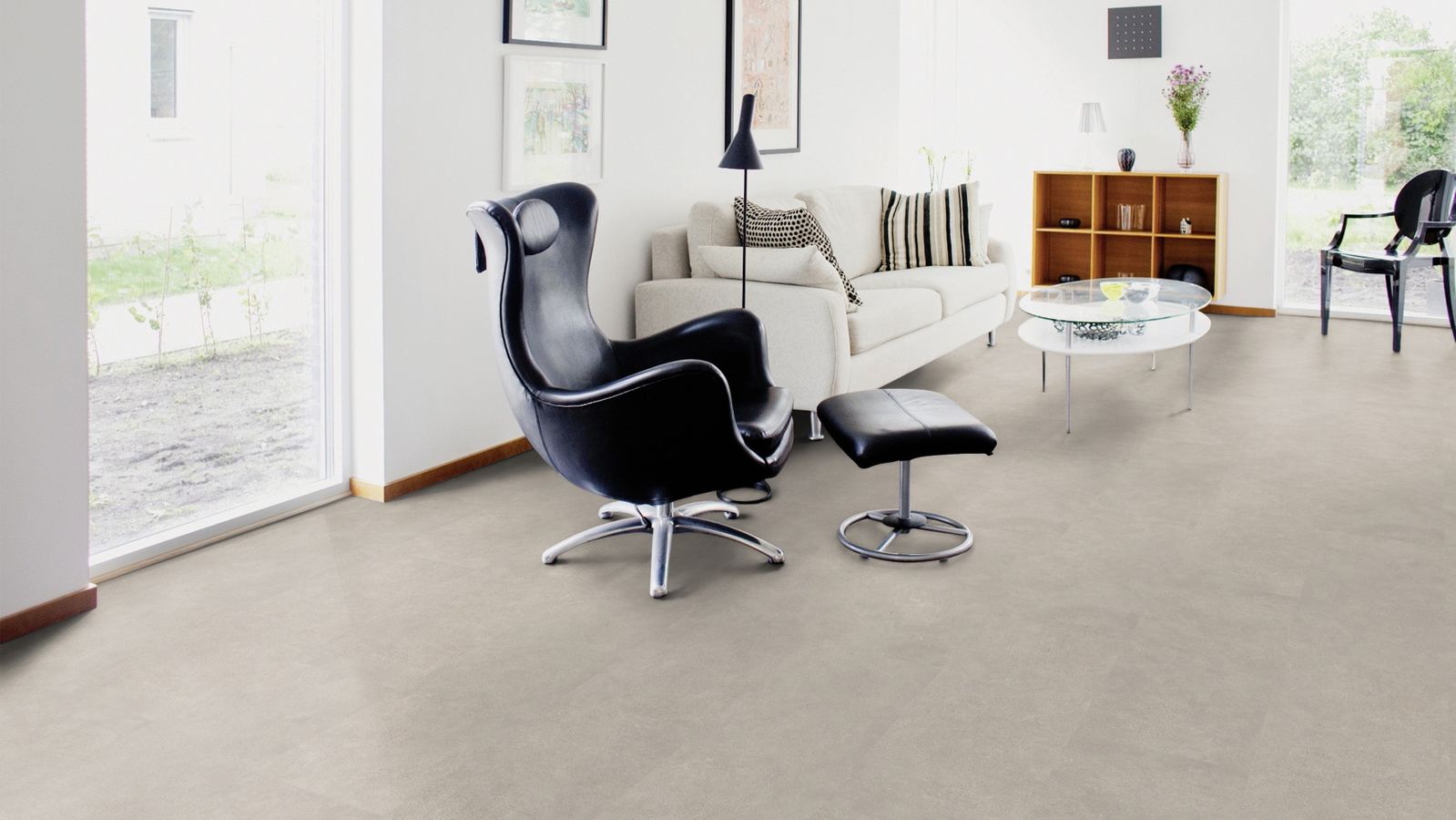 Milieubild Wohnzimmer mit Sessel und bodentiefem Fenster - Wicanders Wise 80003908