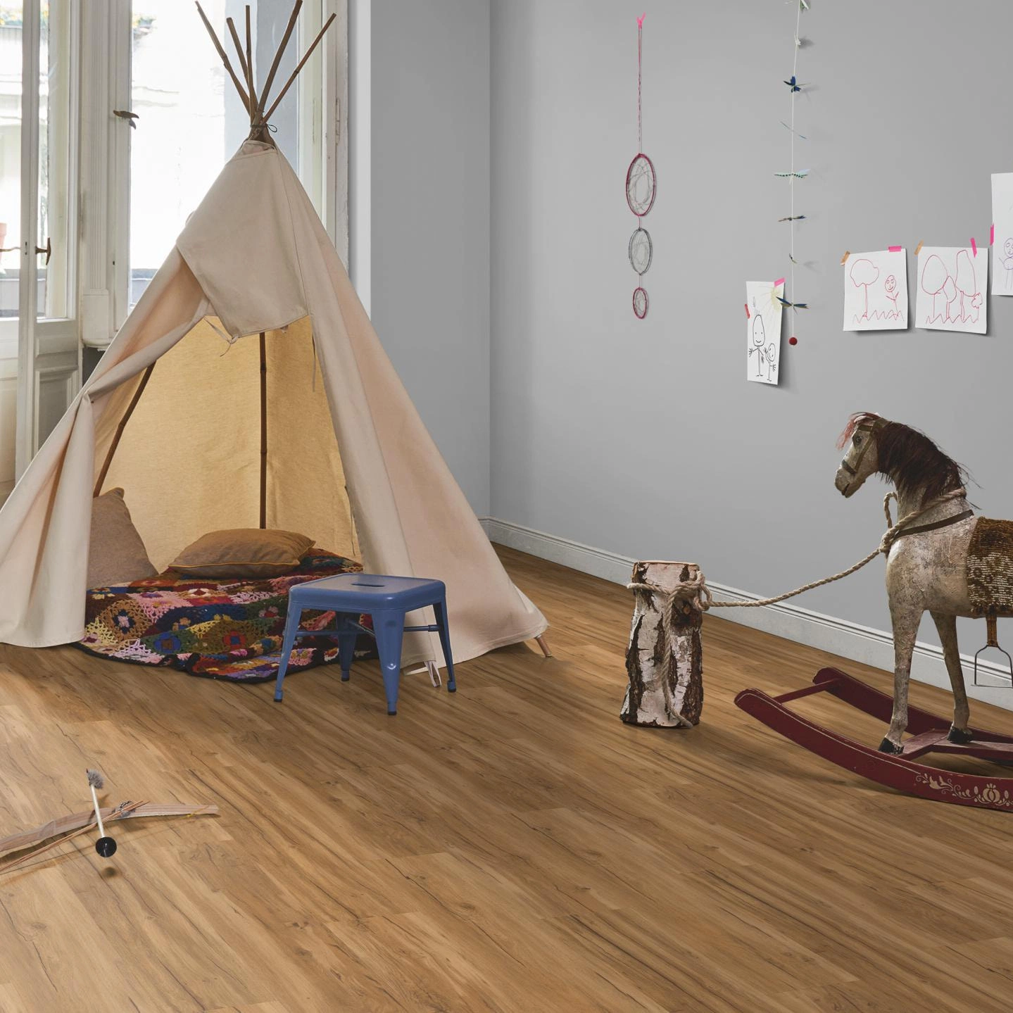 Milieubild Kinderzimmer in Stadtwohnung - Parador Klebe-Vinyl Classic 2025 Eiche Memory natur Milieubild Kinderzimmer in Stadtwohnung - Parador 1748871