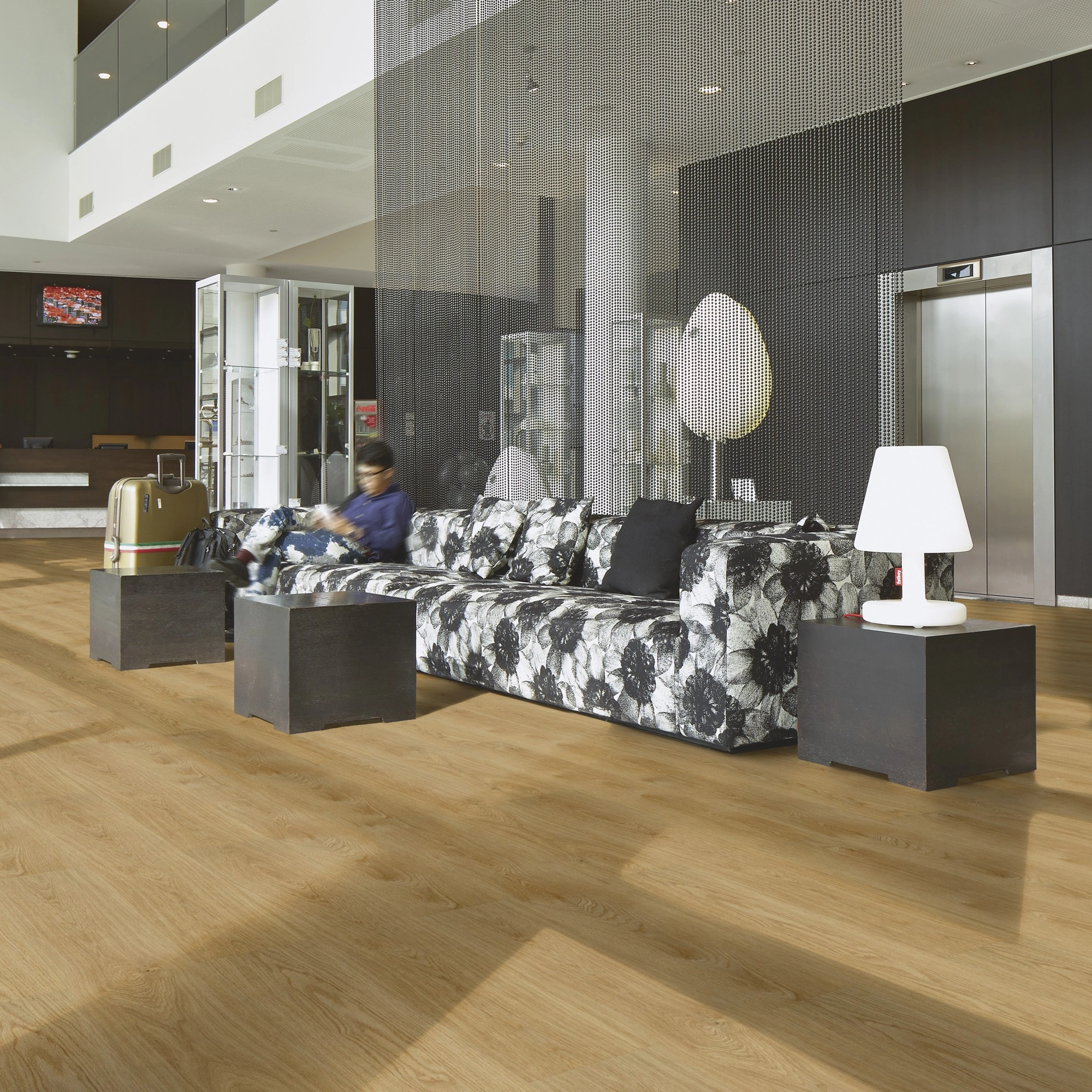 Milieubild Hotellobby mit Rezeption - Forbo Flooring Klick-Vinyl Enduro Click Decibel 0.55 Pure Oak Milieubild Hotellobby mit Rezeption - Forbo Flooring 253434