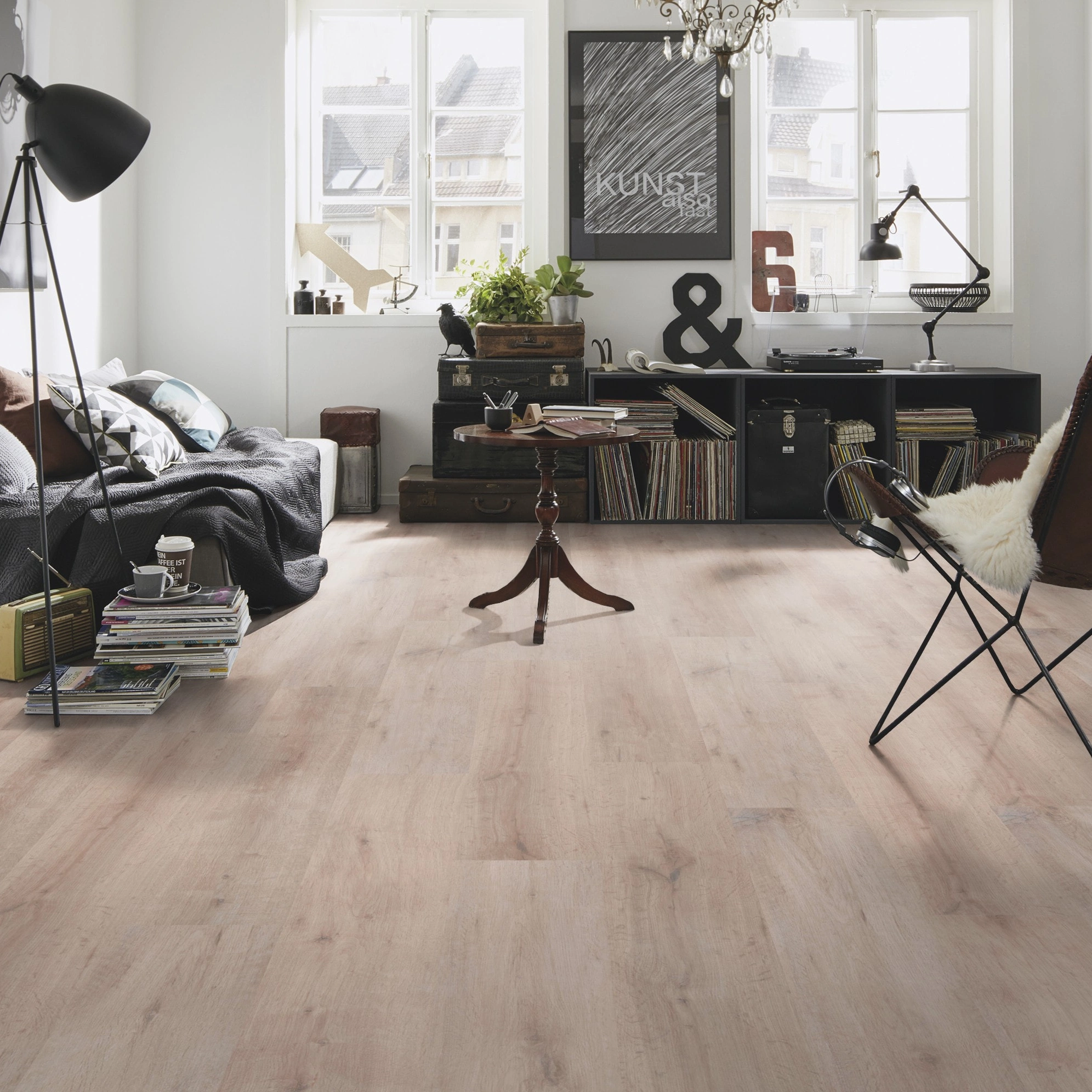 Milieubild Kompaktes Wohnzimmer mit Bücherregal - wineo Klebe-Bioboden PURLINE wineo 1000 wood XL Rustic Oak Taupe Milieubild Kompaktes Wohnzimmer mit Bücherregal - wineo PL313R