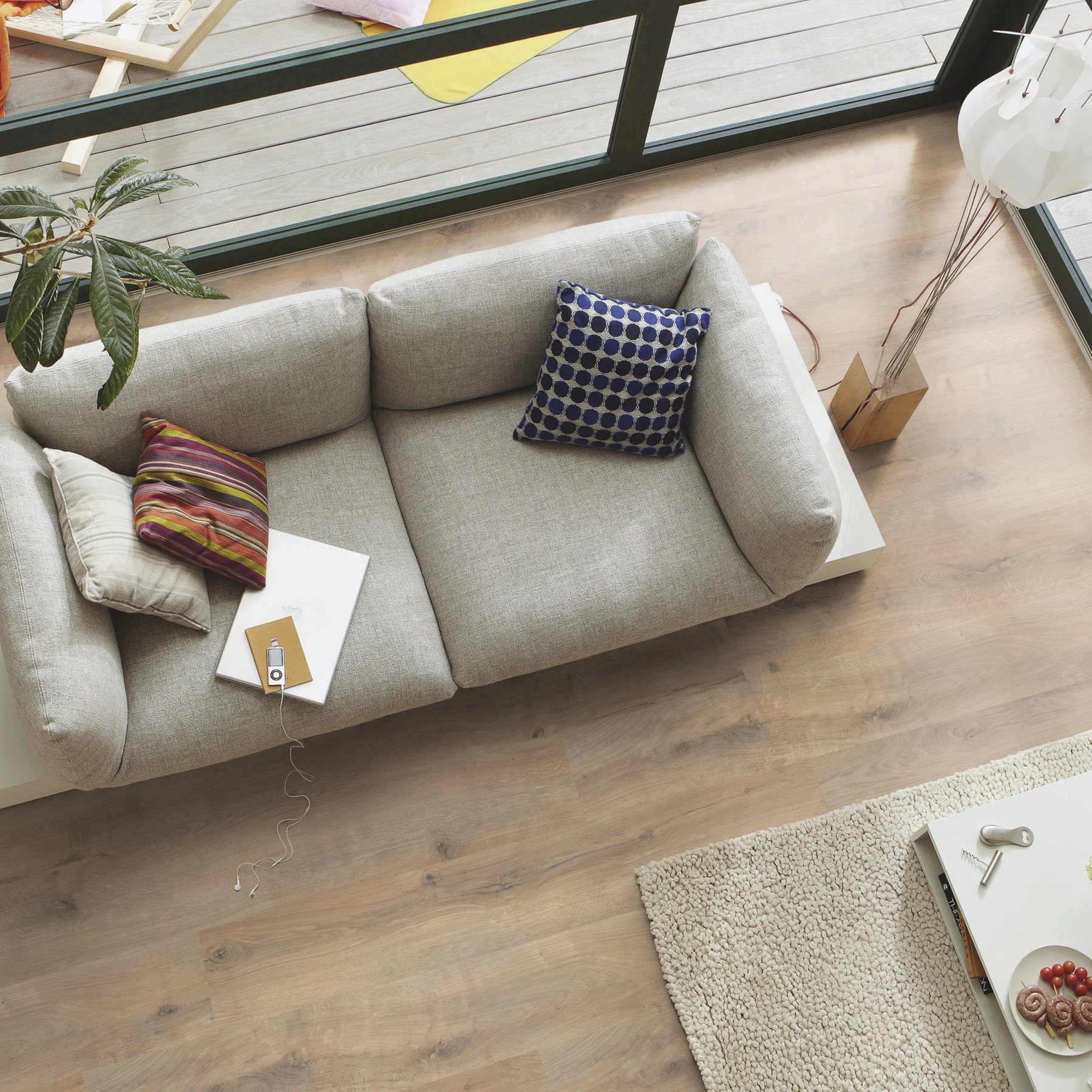 Milieubild Wohnzimmer im Wintergarten - Blick von oben - MEISTER Laminat LC 55 Risseiche Terra Milieubild Wohnzimmer im Wintergarten - Blick von oben - MEISTER 600012-1288198-06439