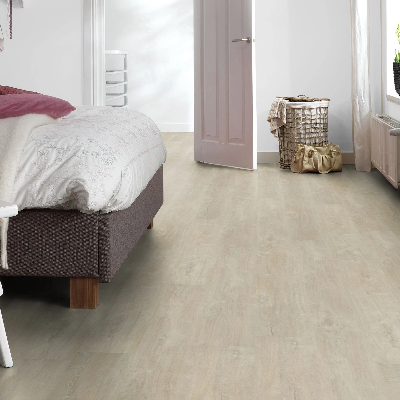 Milieubild Schlafzimmer mit Hocker - Forbo Flooring Klebe-Vinyl Enduro Dryback Wood Light Timber Milieubild Schlafzimmer mit Hocker - Forbo Flooring 217627