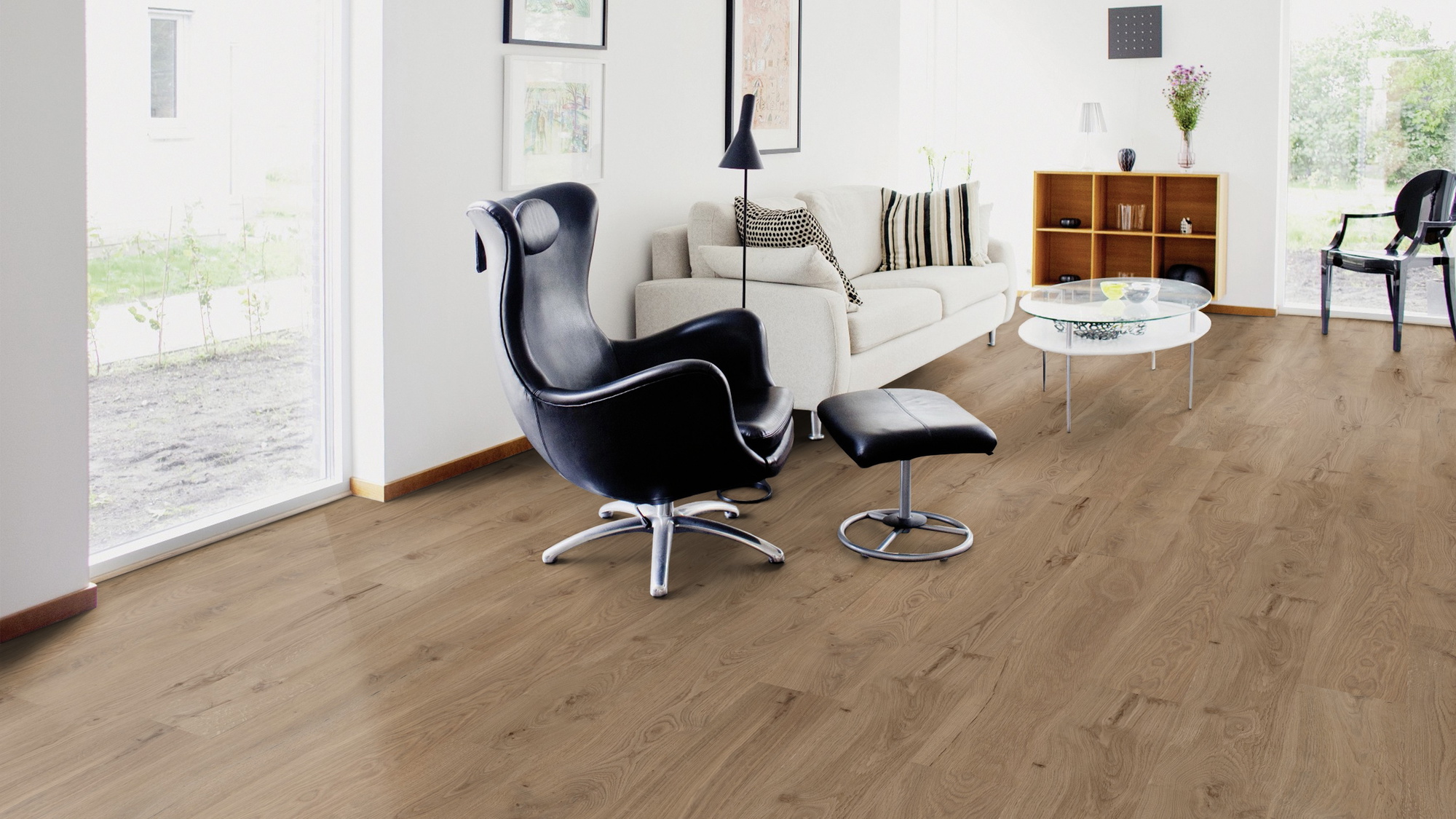 Milieubild Wohnzimmer mit Sessel und bodentiefem Fenster - Wicanders Wise HDF Klick-Designboden wood Natural Dakota Oak Milieubild Wohnzimmer mit Sessel und bodentiefem Fenster - Wicanders Wise 80003593