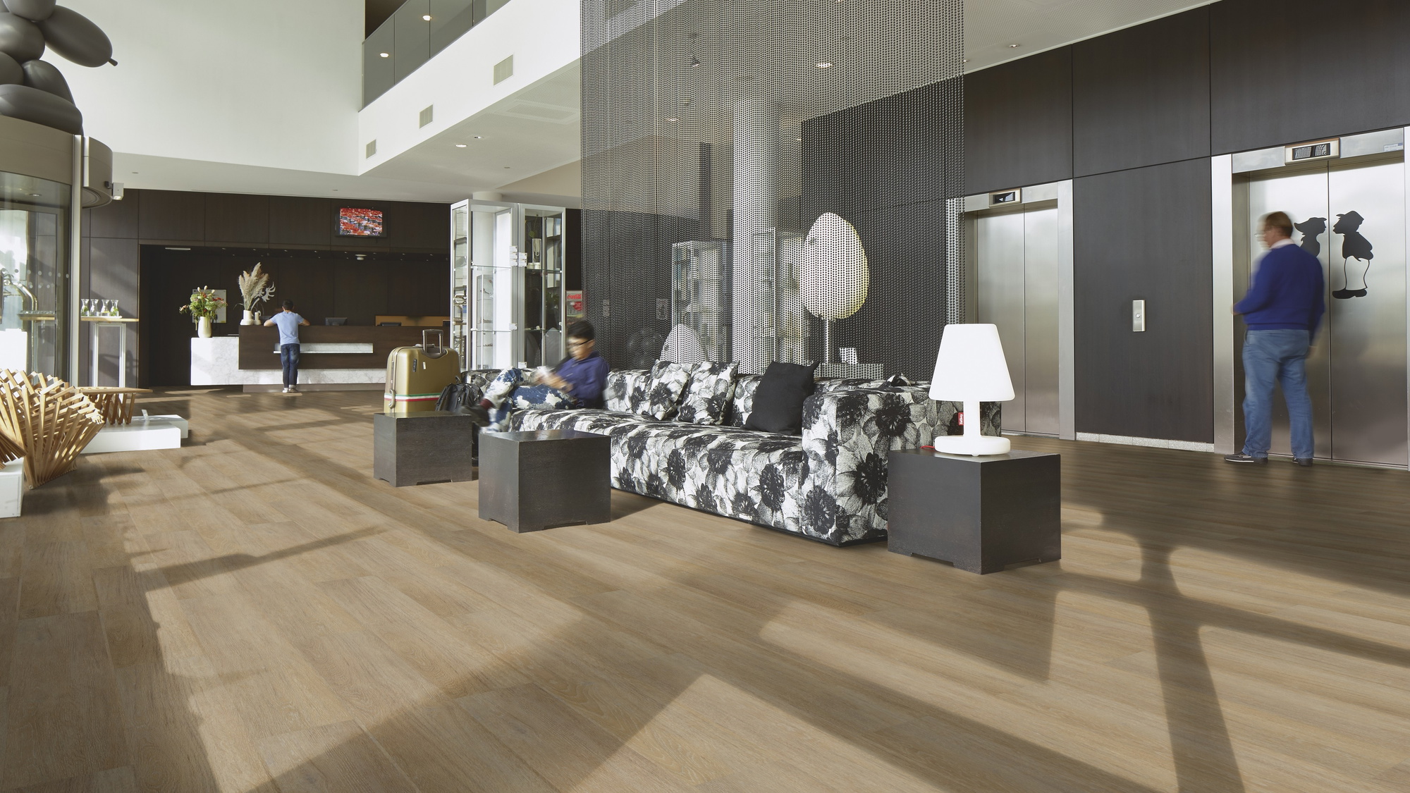 Milieubild Hotellobby mit Rezeption - Forbo Flooring Klick-Vinyl Enduro Click Decibel 0.55 Golden Oak Milieubild Hotellobby mit Rezeption - Forbo Flooring 253432