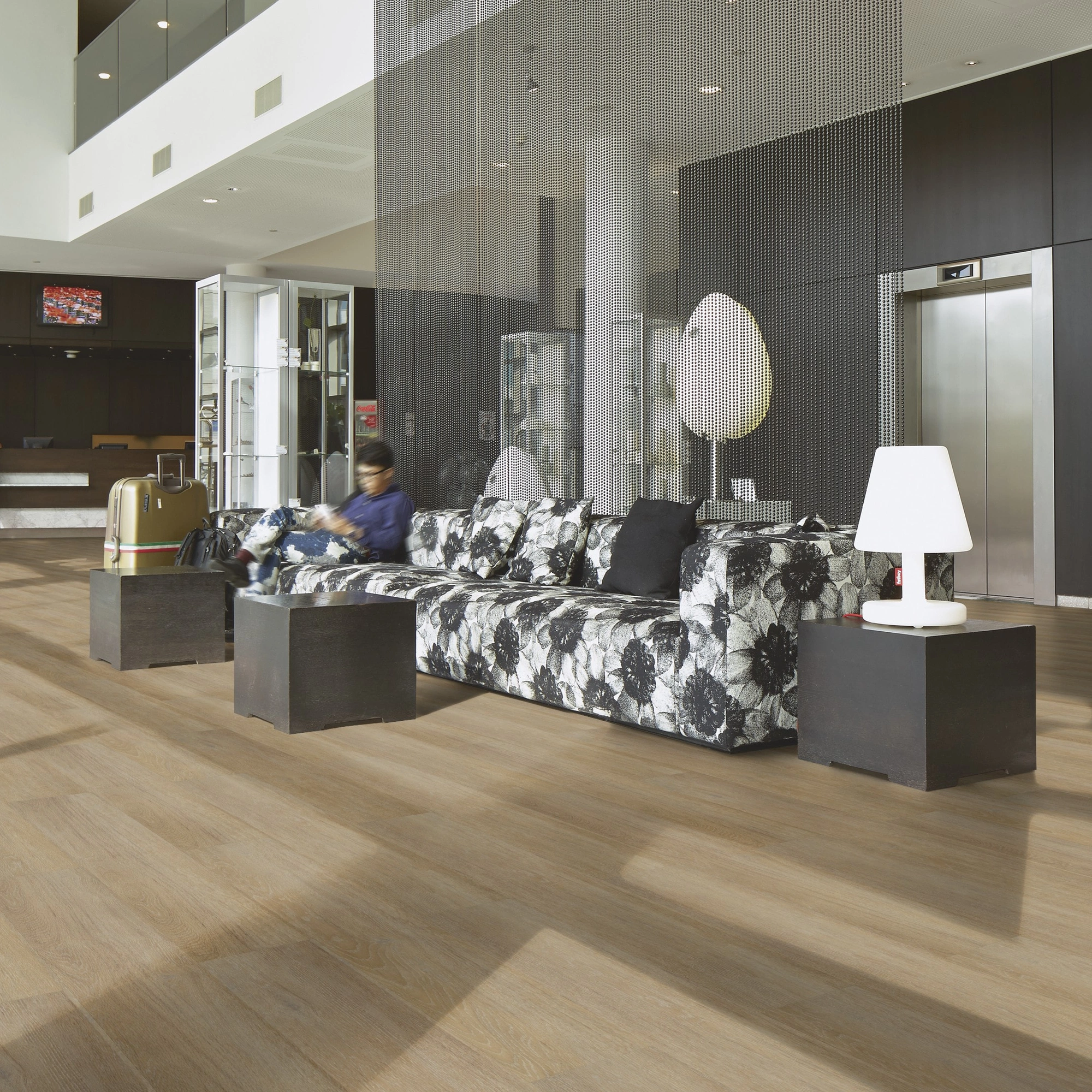 Milieubild Hotellobby mit Rezeption - Forbo Flooring Klick-Vinyl Enduro Click Decibel 0.55 Golden Oak Milieubild Hotellobby mit Rezeption - Forbo Flooring 253432