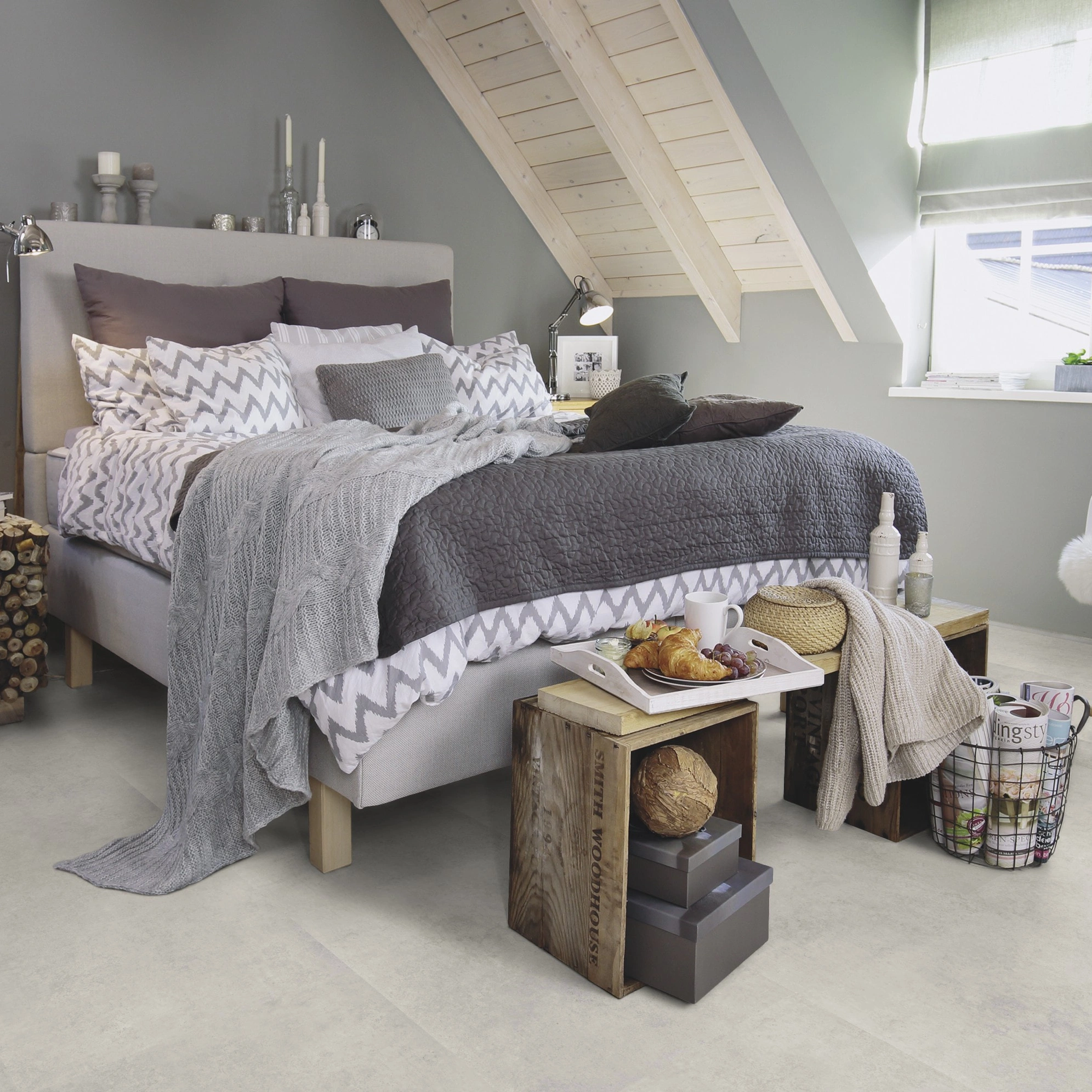 Milieubild Schlafzimmer im modernen Dachgeschoss - wineo Klebe-Bioboden PURLINE wineo 1500 stone XL Portland Concrete Light Milieubild Schlafzimmer im modernen Dachgeschoss - wineo PL15408SXL
