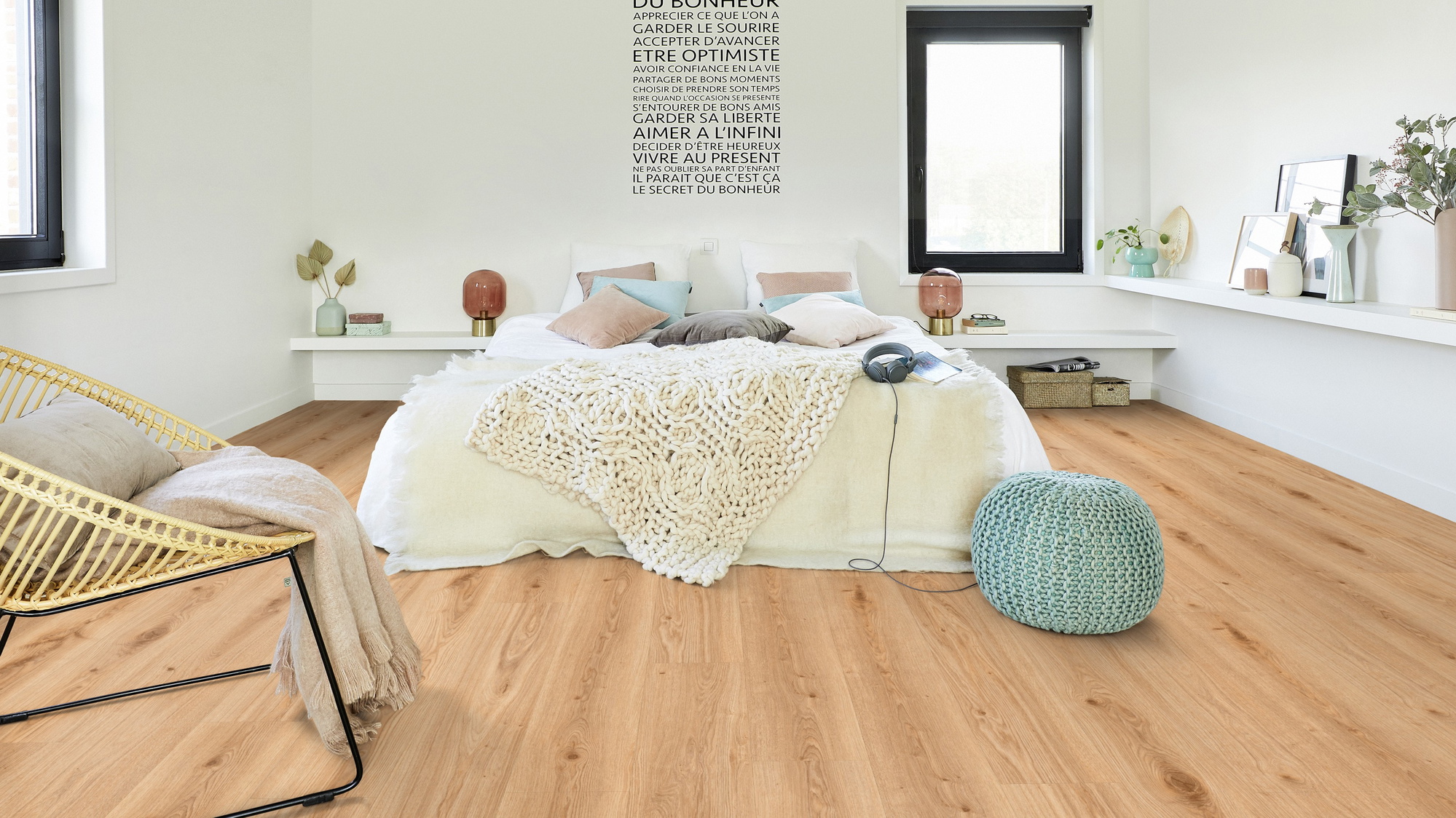 Milieubild Modernes Schlafzimmer - Bett mit Stuhl - Tarkett Rigid Klick-Vinyl Essence Rigid 55 Primary Oak Light Brown Milieubild Modernes Schlafzimmer - Bett mit Stuhl - Tarkett 260030005