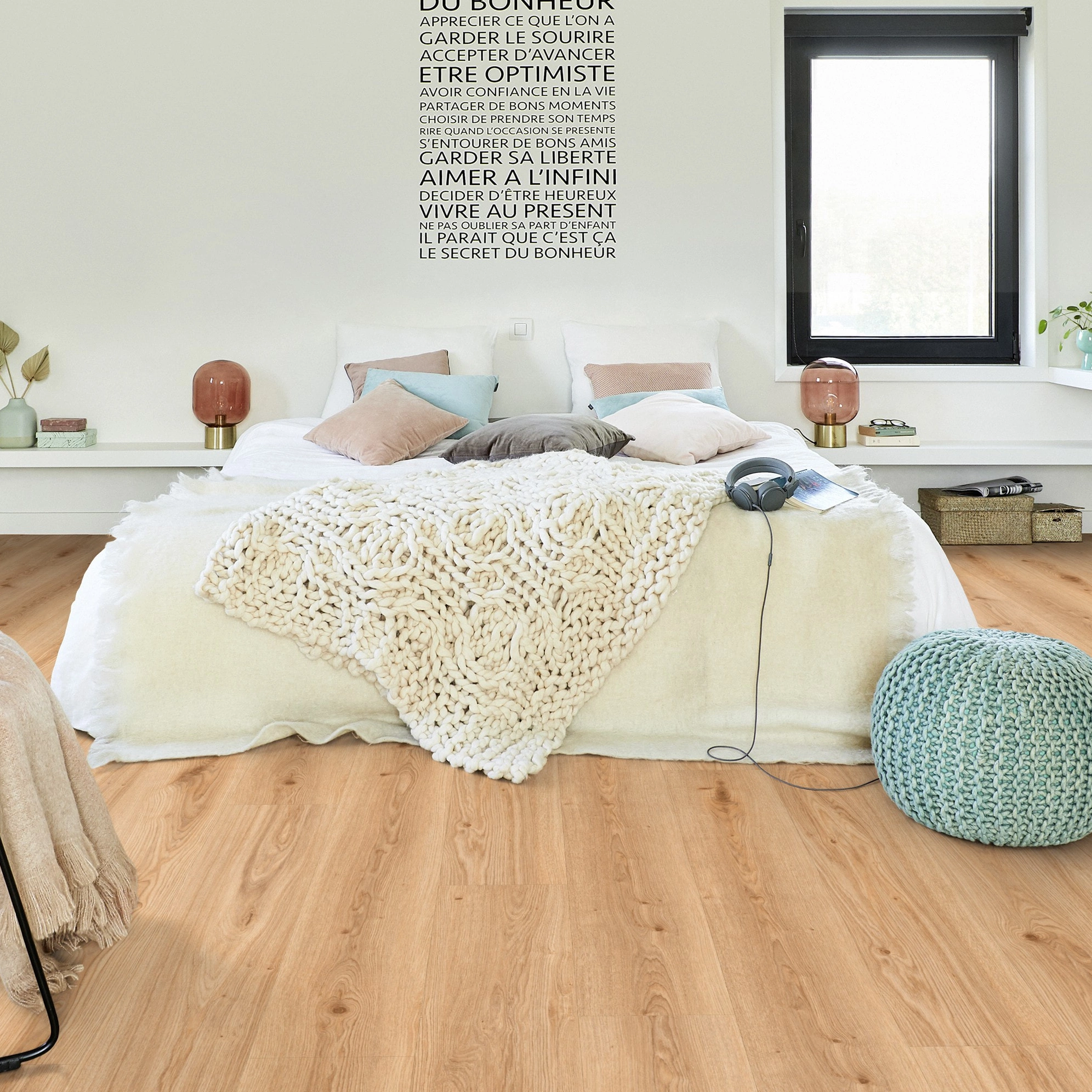 Milieubild Modernes Schlafzimmer - Bett mit Stuhl - Tarkett Rigid Klick-Vinyl Essence Rigid 55 Primary Oak Light Brown Milieubild Modernes Schlafzimmer - Bett mit Stuhl - Tarkett 260030005
