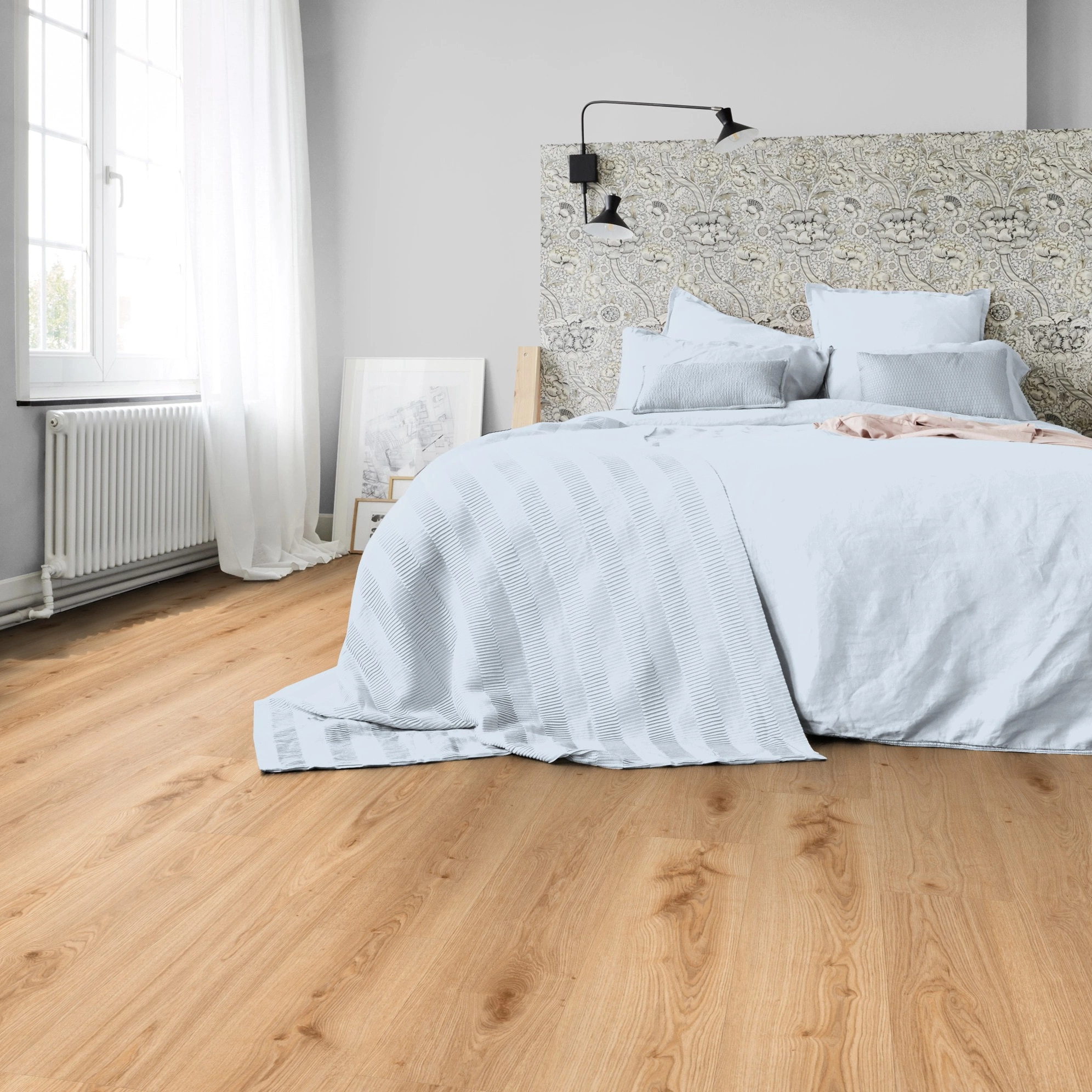 Milieubild Schlafzimmer in Stadtwohnung - Tarkett Klebe-Vinyl Essence 30 Primary Oak Light Brown Milieubild Schlafzimmer in Stadtwohnung - Tarkett 260055005