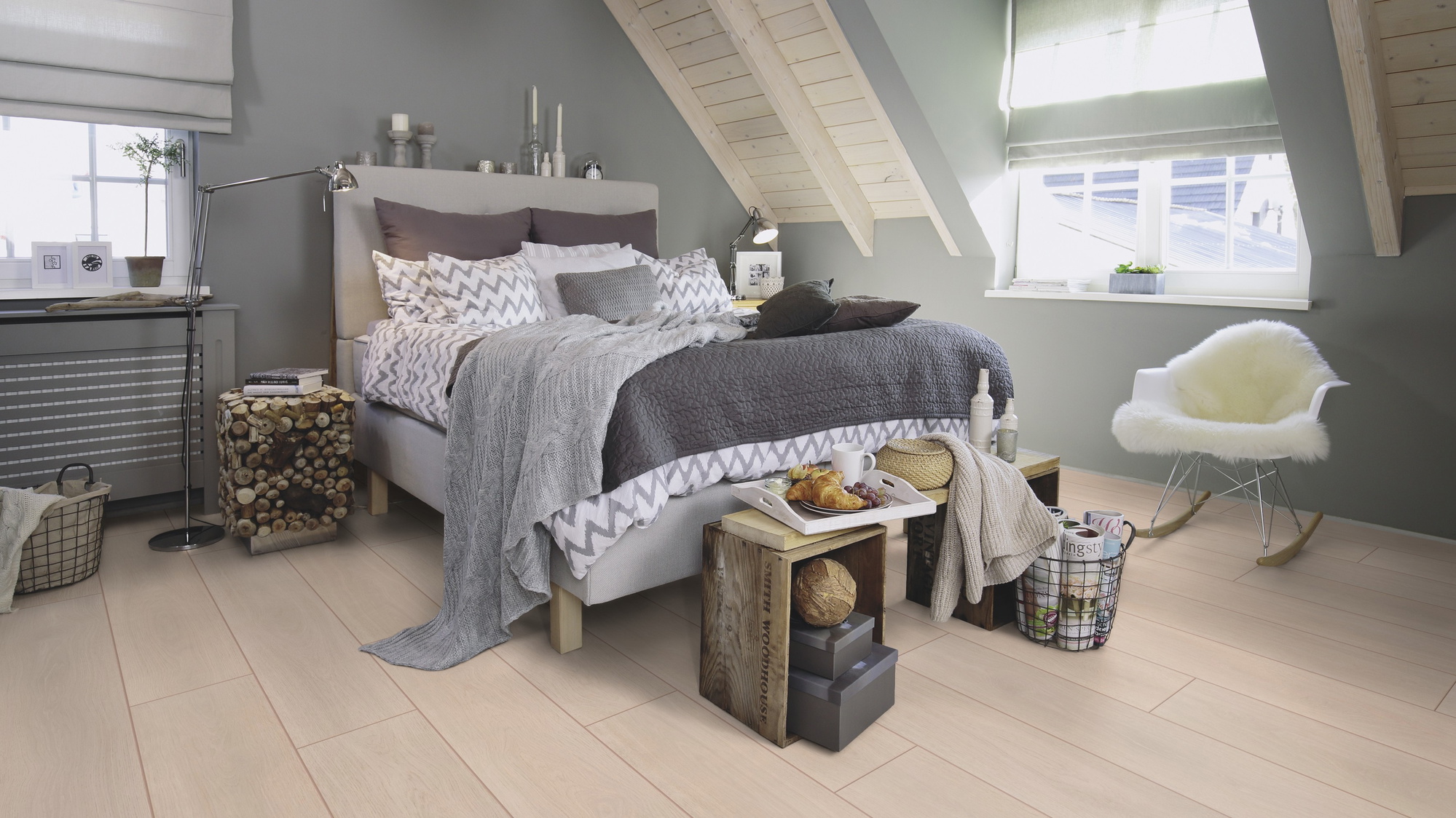 Milieubild Schlafzimmer im modernen Dachgeschoss - wineo Klebe-Bioboden PURLINE wineo 1000 wood XL Calm Oak Bright Milieubild Schlafzimmer im modernen Dachgeschoss - wineo PL305R