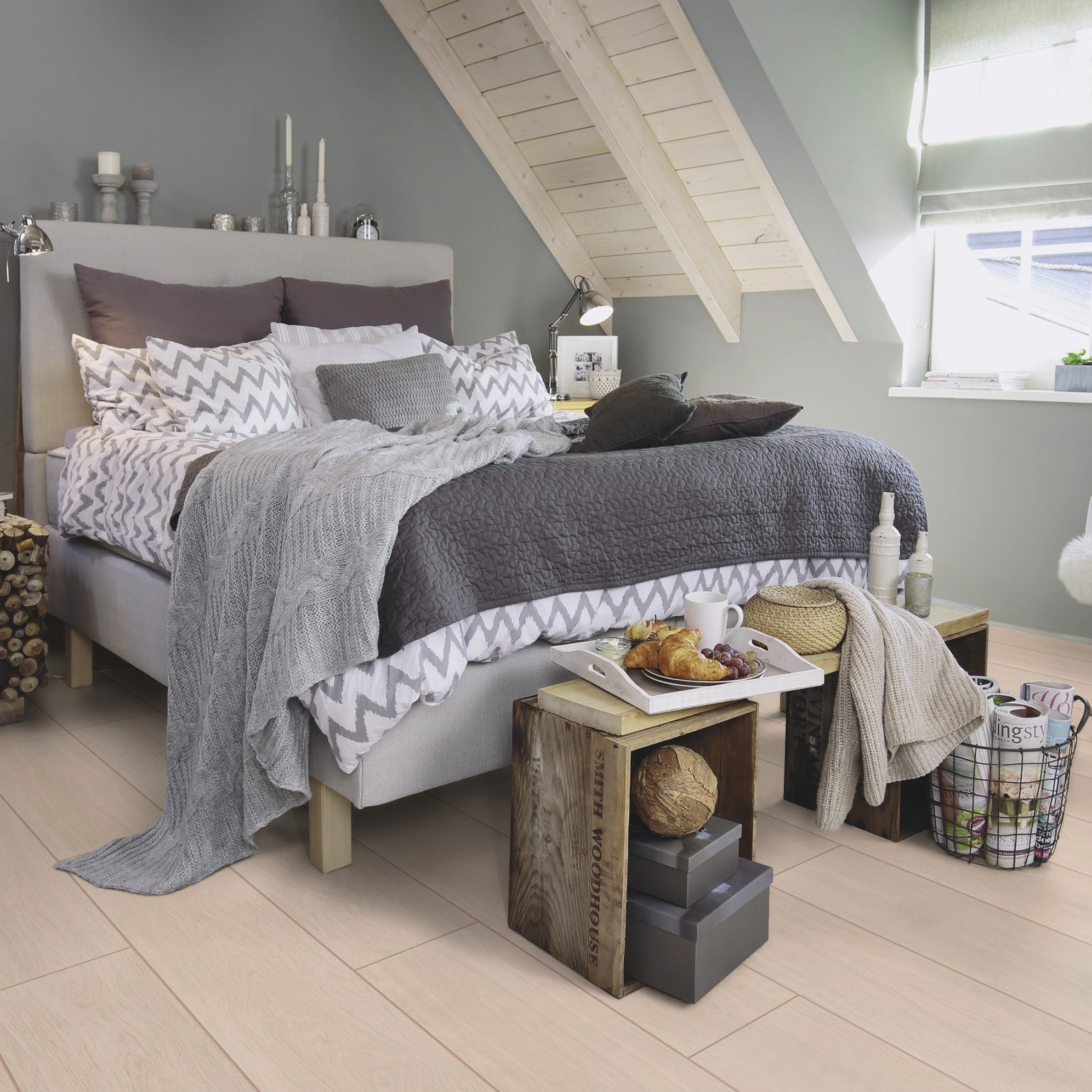 Milieubild Schlafzimmer im modernen Dachgeschoss - wineo Klebe-Bioboden PURLINE wineo 1000 wood XL Calm Oak Bright Milieubild Schlafzimmer im modernen Dachgeschoss - wineo PL305R