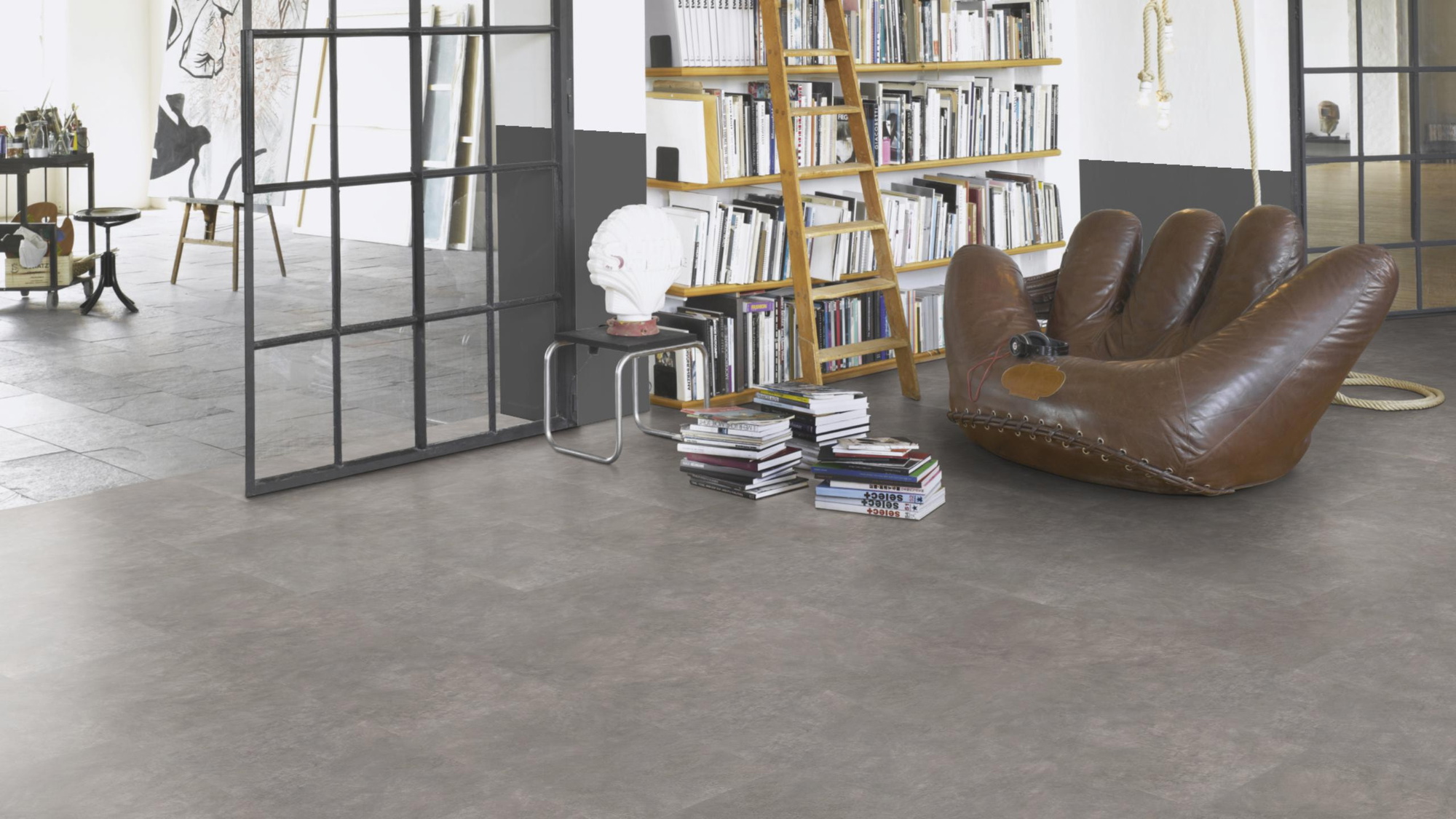 Milieubild Modernes Wohnzimmer mit Atelier - Parador Laminat Trendtime 5 Beton dunkelgrau Milieubild Modernes Wohnzimmer mit Atelier - Parador 1743596