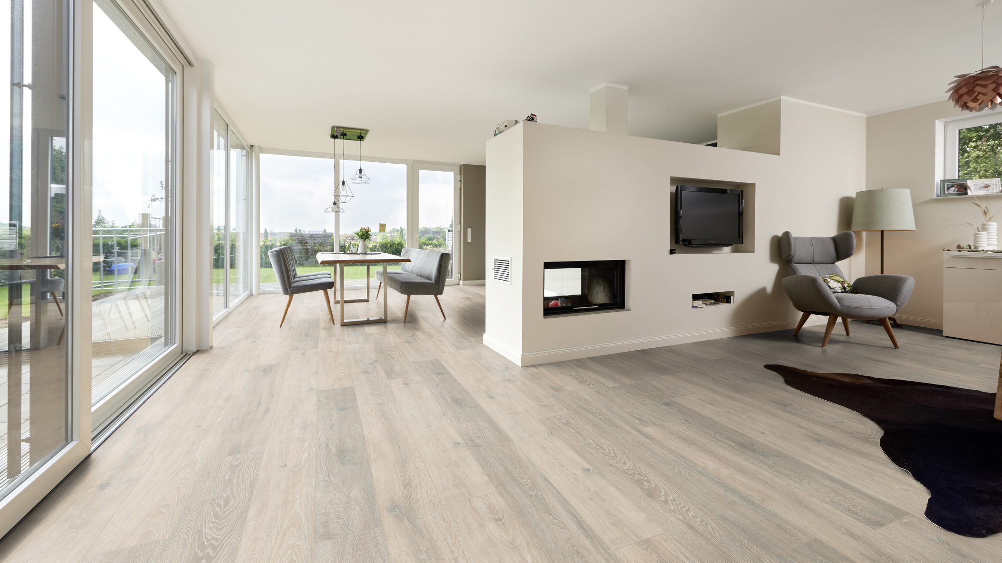 Milieubild Wohnzimmer mit Essbereich und Kamin - ter Hürne Klick-Designboden Dureco Strong Classic Edition Eiche Fiji Milieubild Wohnzimmer mit Essbereich und Kamin - ter Hürne 1101260047