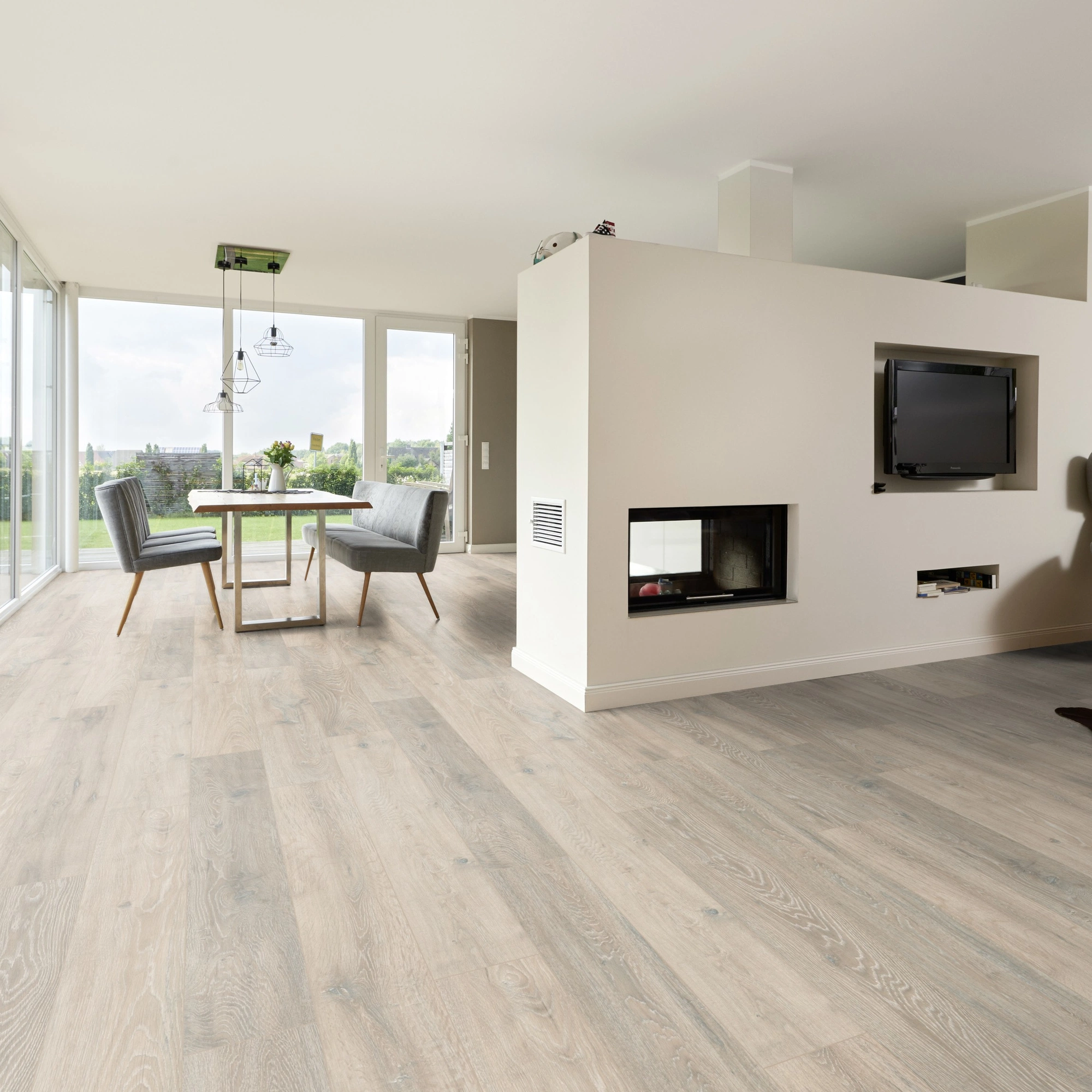 Milieubild Wohnzimmer mit Essbereich und Kamin - ter Hürne Klick-Designboden Dureco Strong Classic Edition Eiche Fiji Milieubild Wohnzimmer mit Essbereich und Kamin - ter Hürne 1101260047