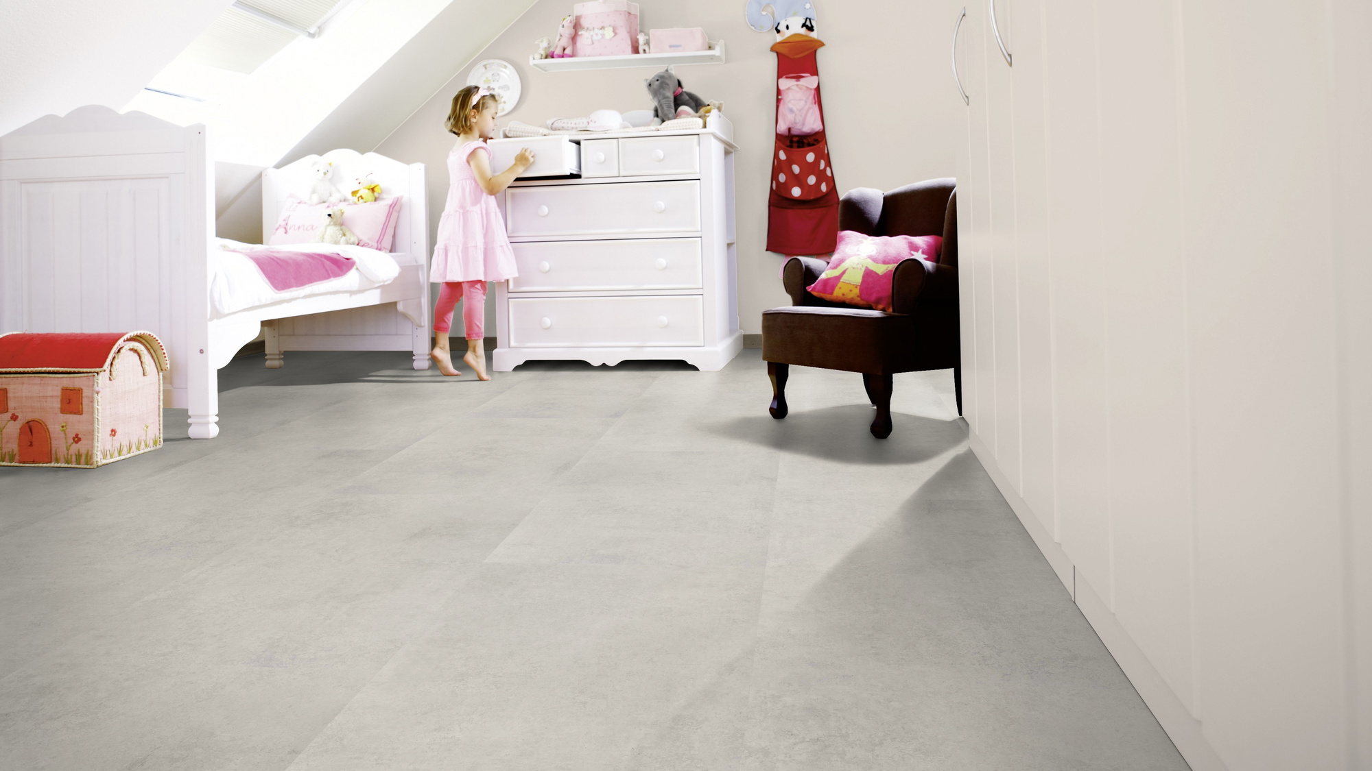 Milieubild Kinderzimmer mit weißer Kommode - wineo PL15408SXL