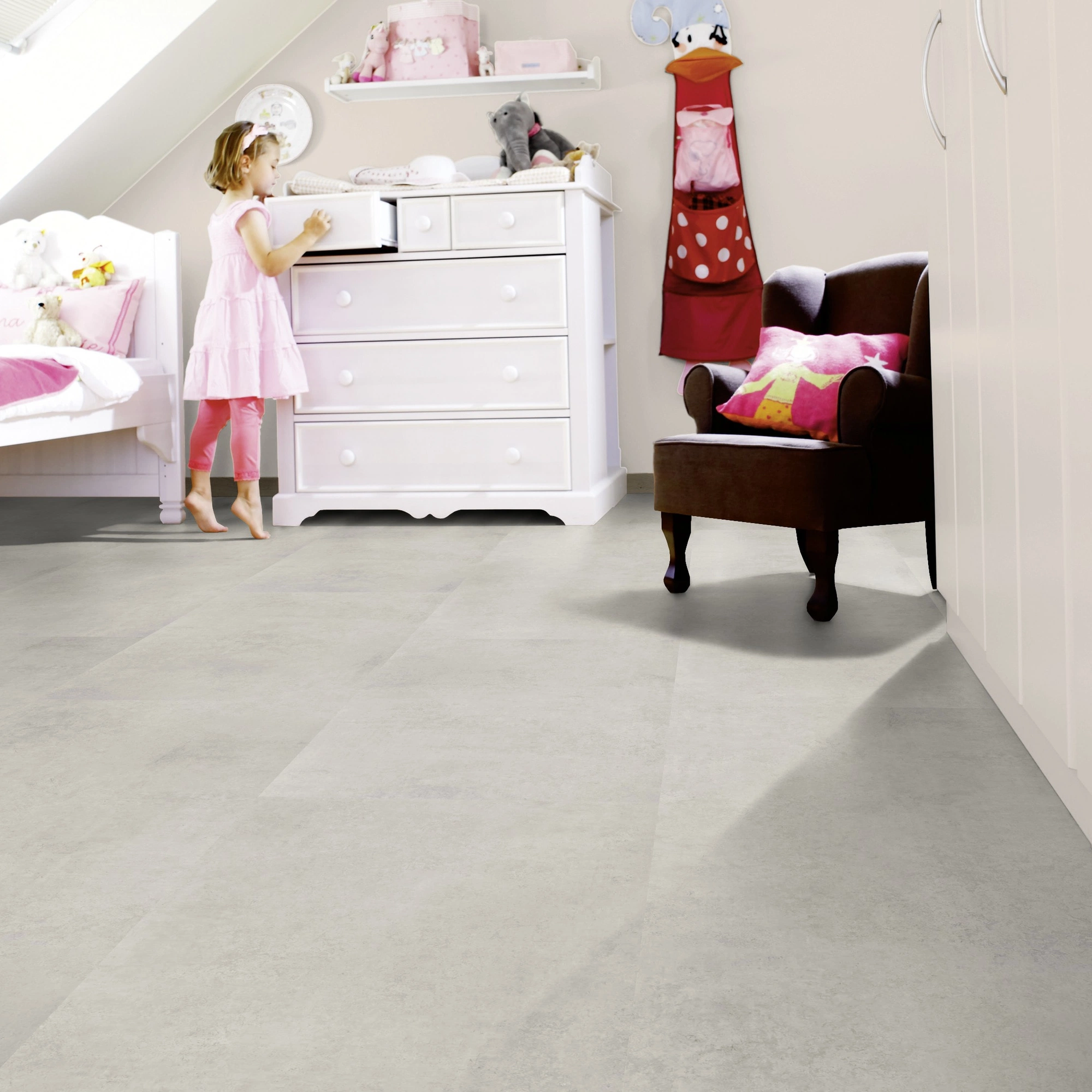 Milieubild Kinderzimmer mit weißer Kommode - wineo Klebe-Bioboden PURLINE wineo 1500 stone XL Portland Concrete Light Milieubild Kinderzimmer mit weißer Kommode - wineo PL15408SXL