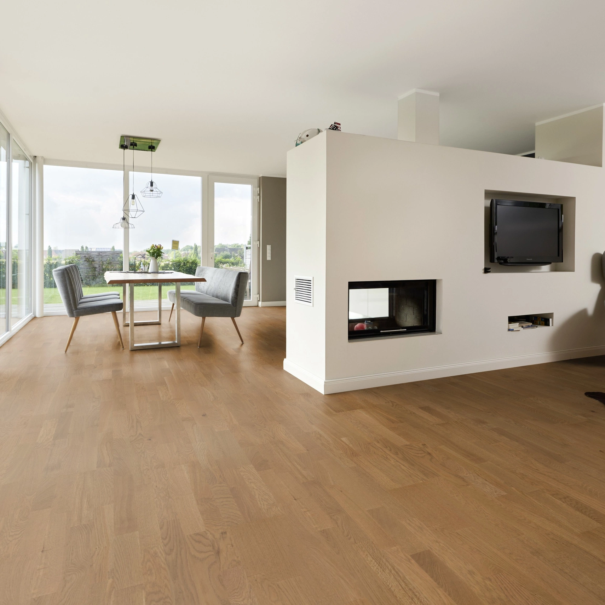 Milieubild Wohnzimmer mit Essbereich und Kamin - ter Hürne Parkett Tailored Collection Eiche Amarone Milieubild Wohnzimmer mit Essbereich und Kamin - ter Hürne 1101312516