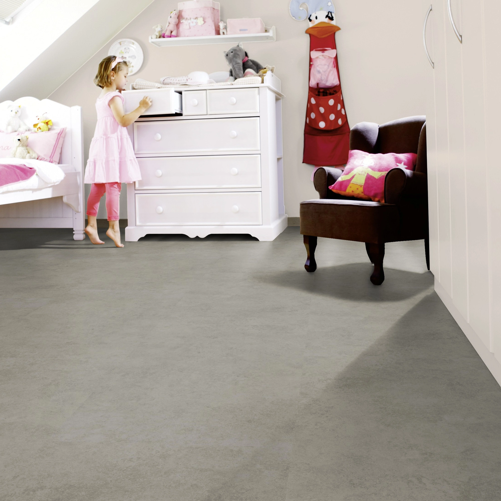 Milieubild Kinderzimmer mit weißer Kommode - wineo Klebe-Bioboden PURLINE wineo 1200 stone XL Please meet Paula Milieubild Kinderzimmer mit weißer Kommode - wineo PL117R